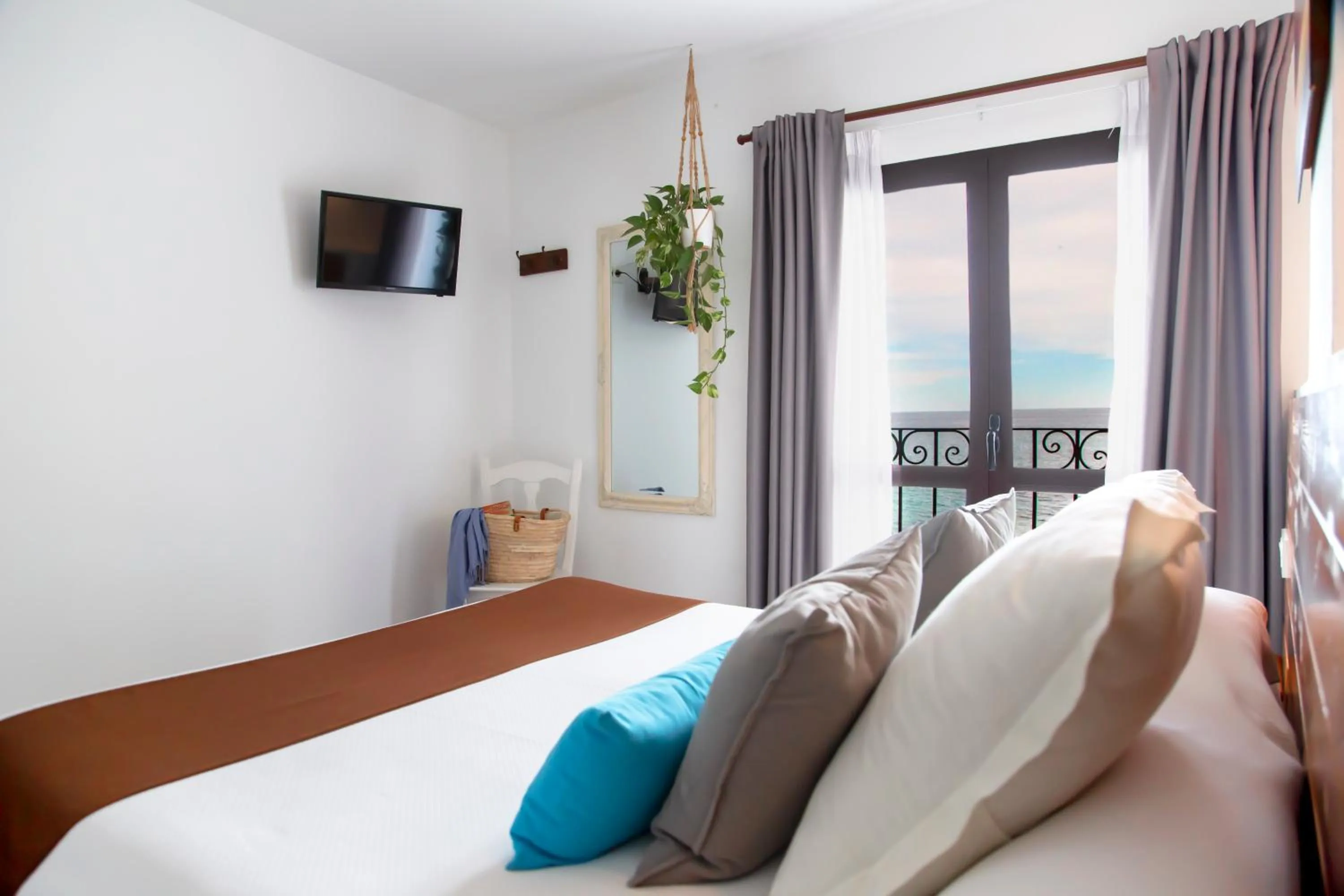 Property building, Bed in Hostal Boutique Casa del Mar Altea