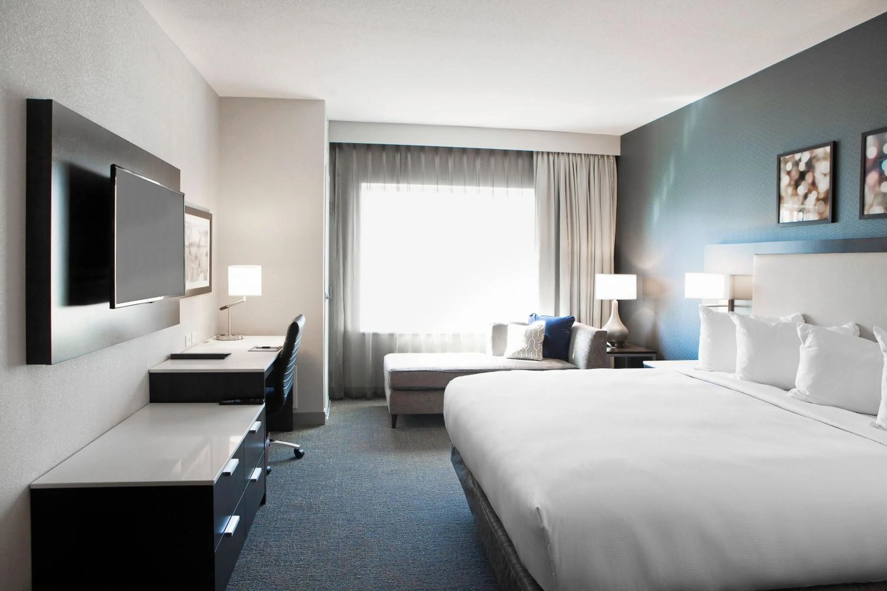 Photo of the whole room, Bed in Hilton Garden Inn Minneapolis - University Area