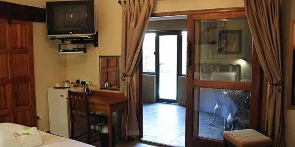 TV and multimedia in Greenleaf Guest Lodge