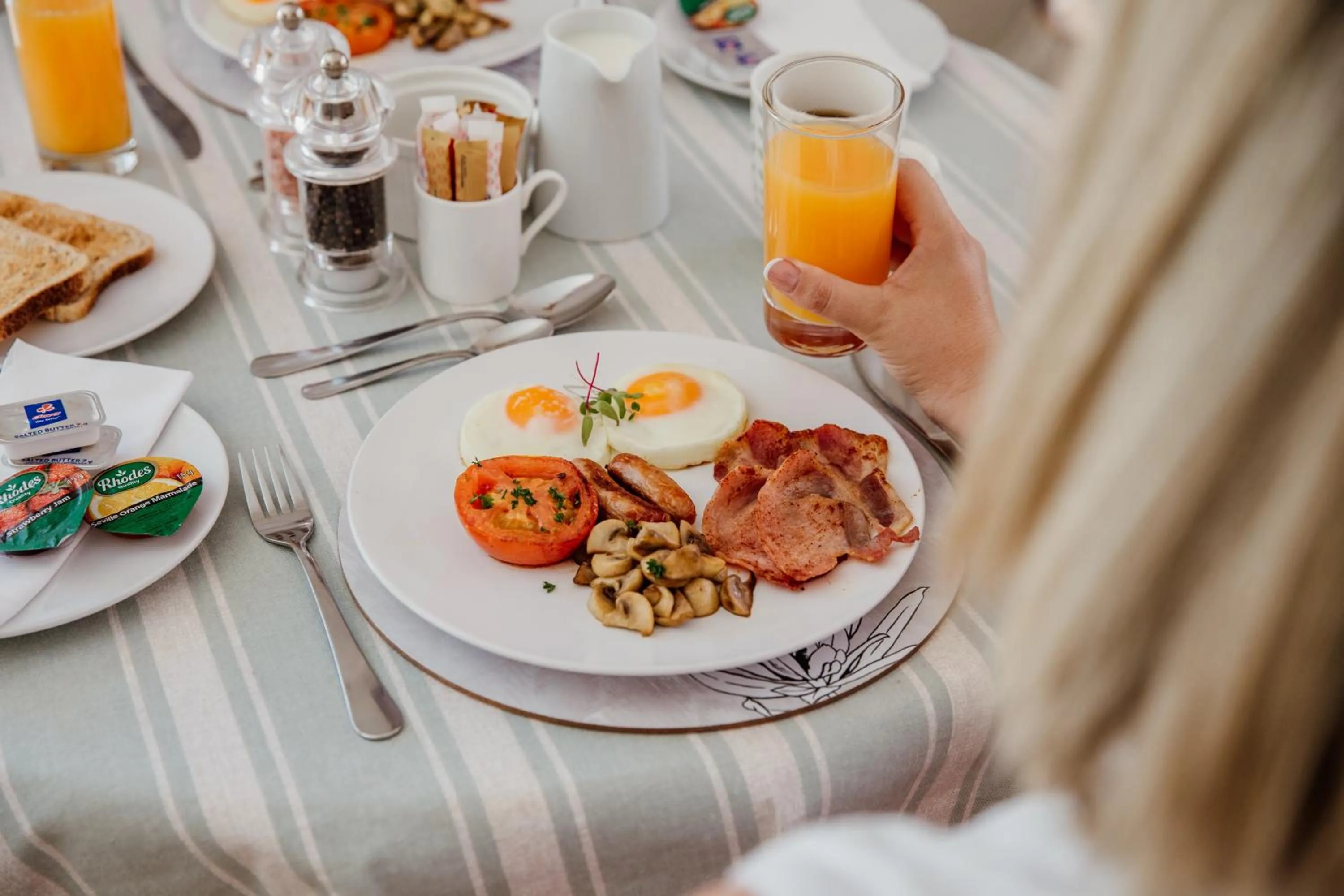 Breakfast in Cornerstone Manor