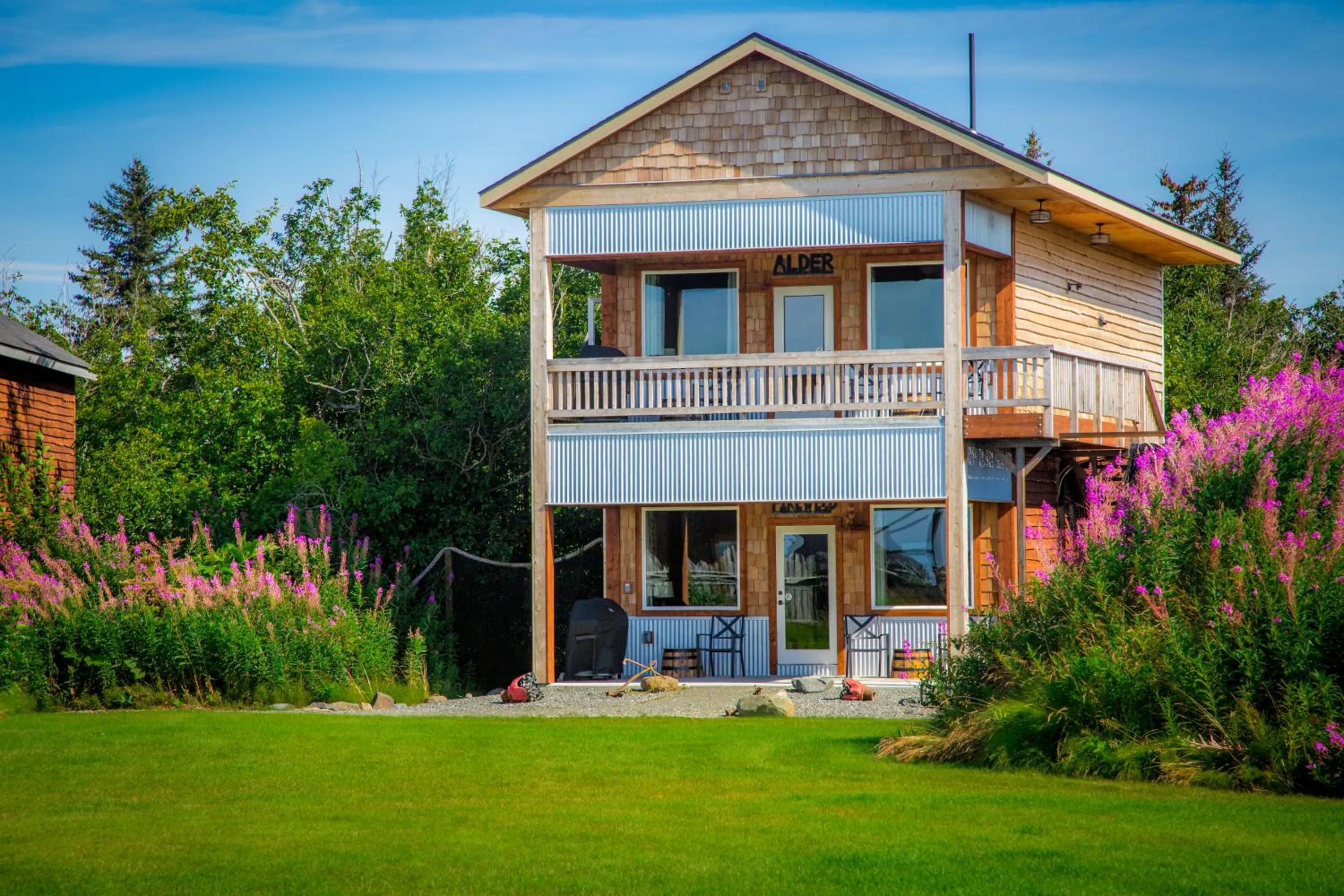 Facade/entrance in Baycrest Lodge