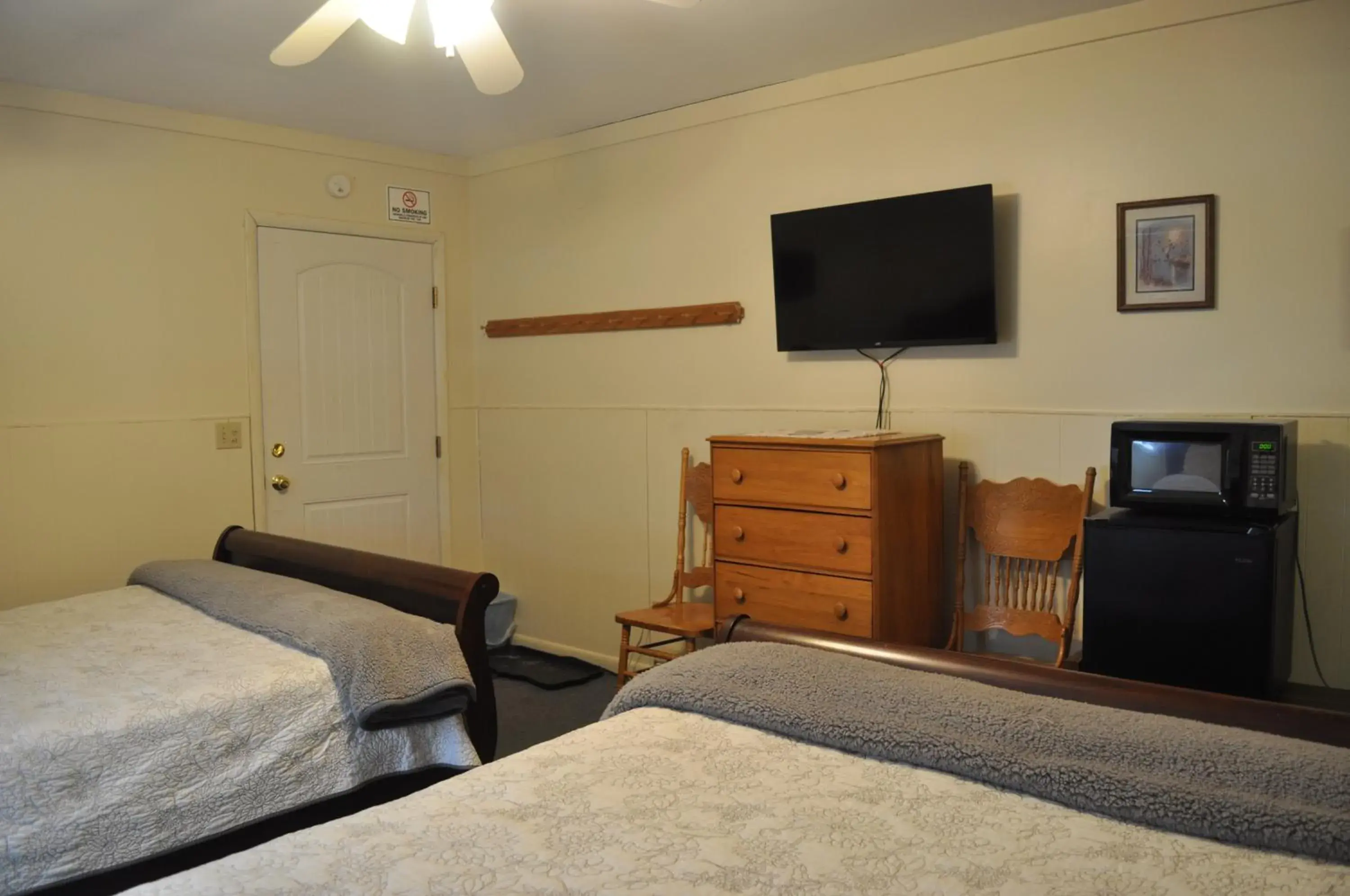 Superior Queen Room with Two Queen Beds in Lakewood Lodge & Restaurant Superior Queen Room with Two Queen Beds in Lakewood Lodge & Restaurant