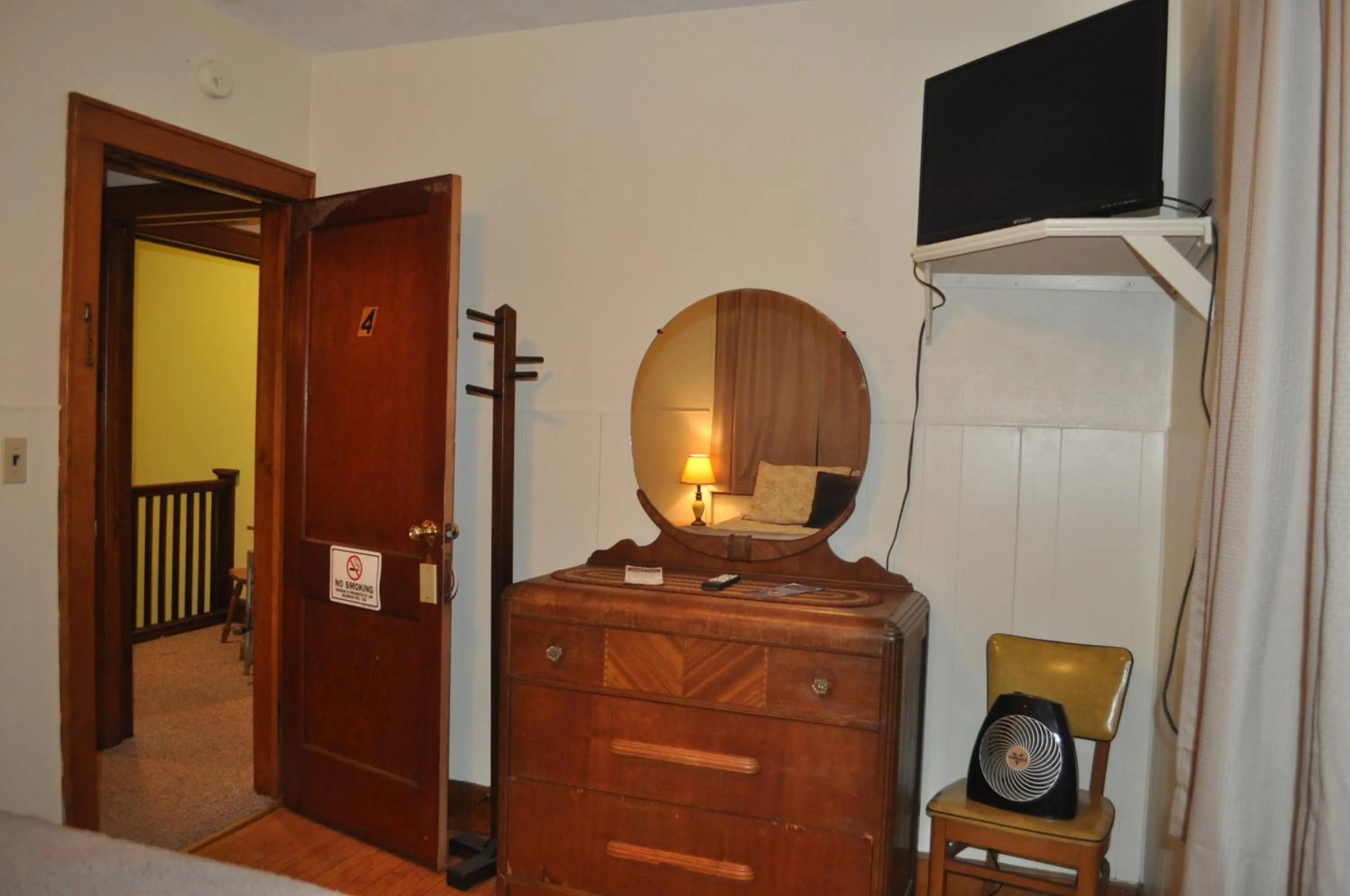 TV and multimedia in Lakewood Lodge & Restaurant