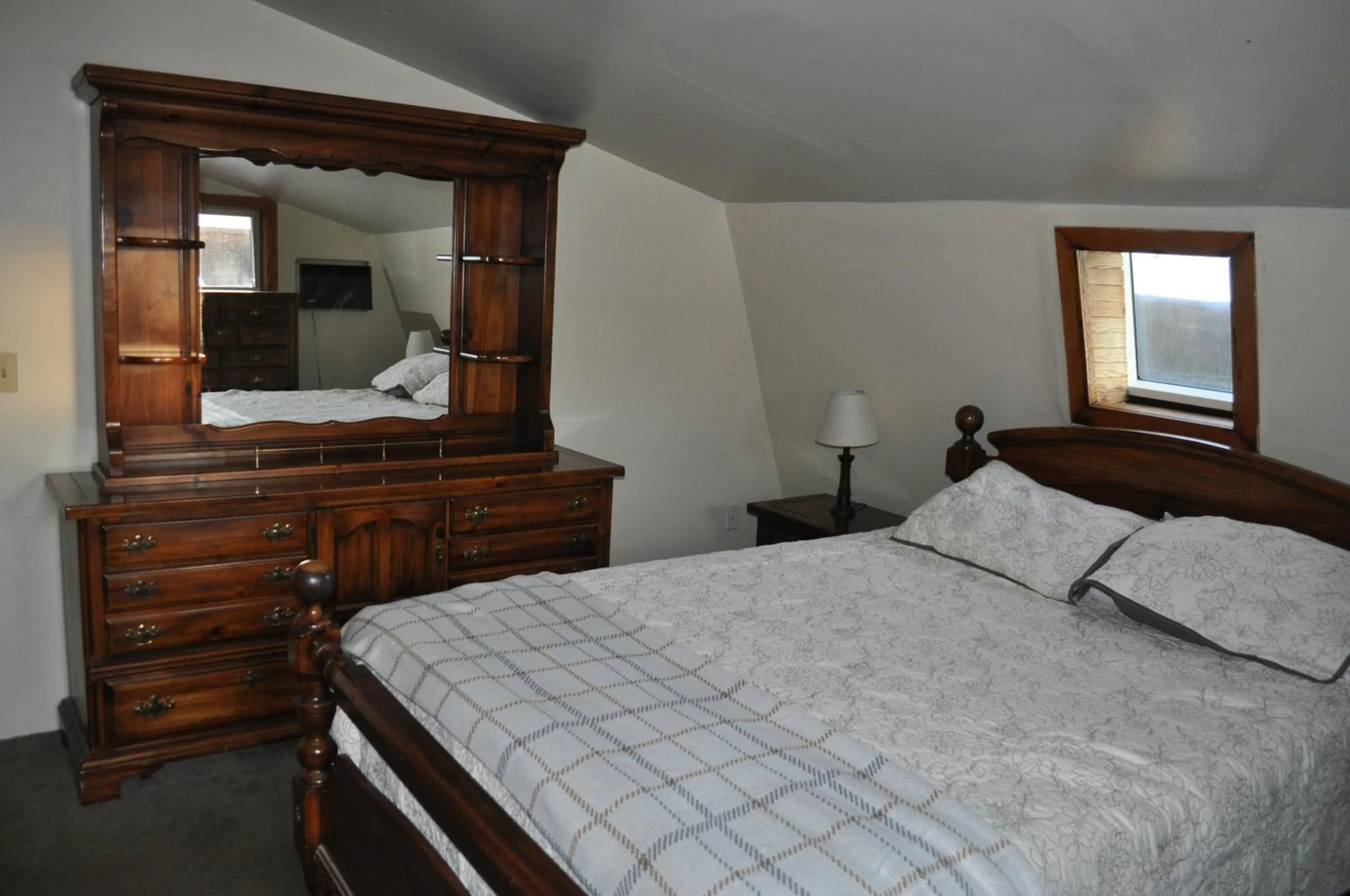 Bed in Lakewood Lodge & Restaurant