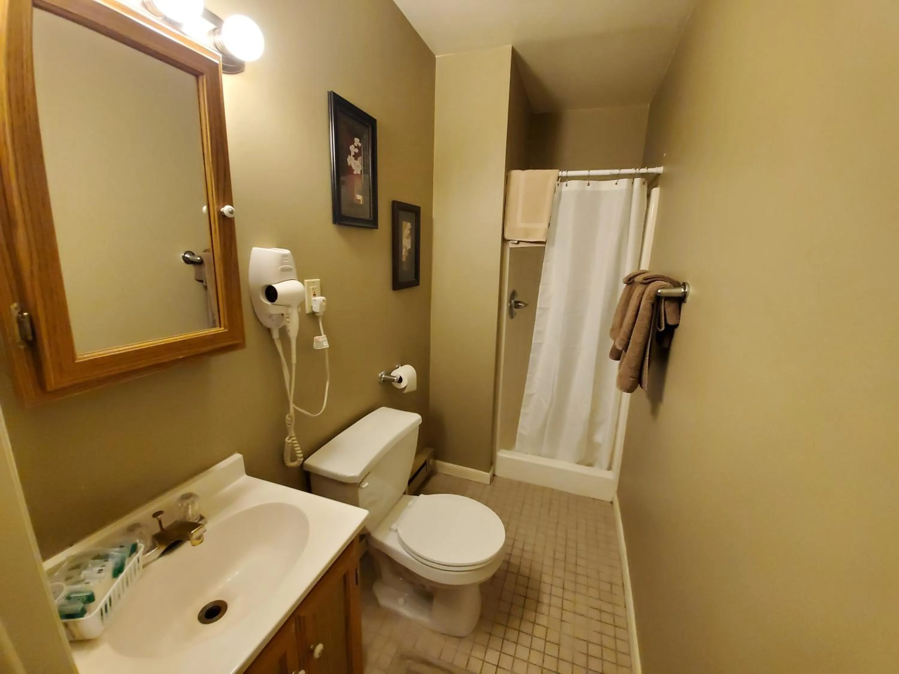 Shower in Lakewood Lodge & Restaurant