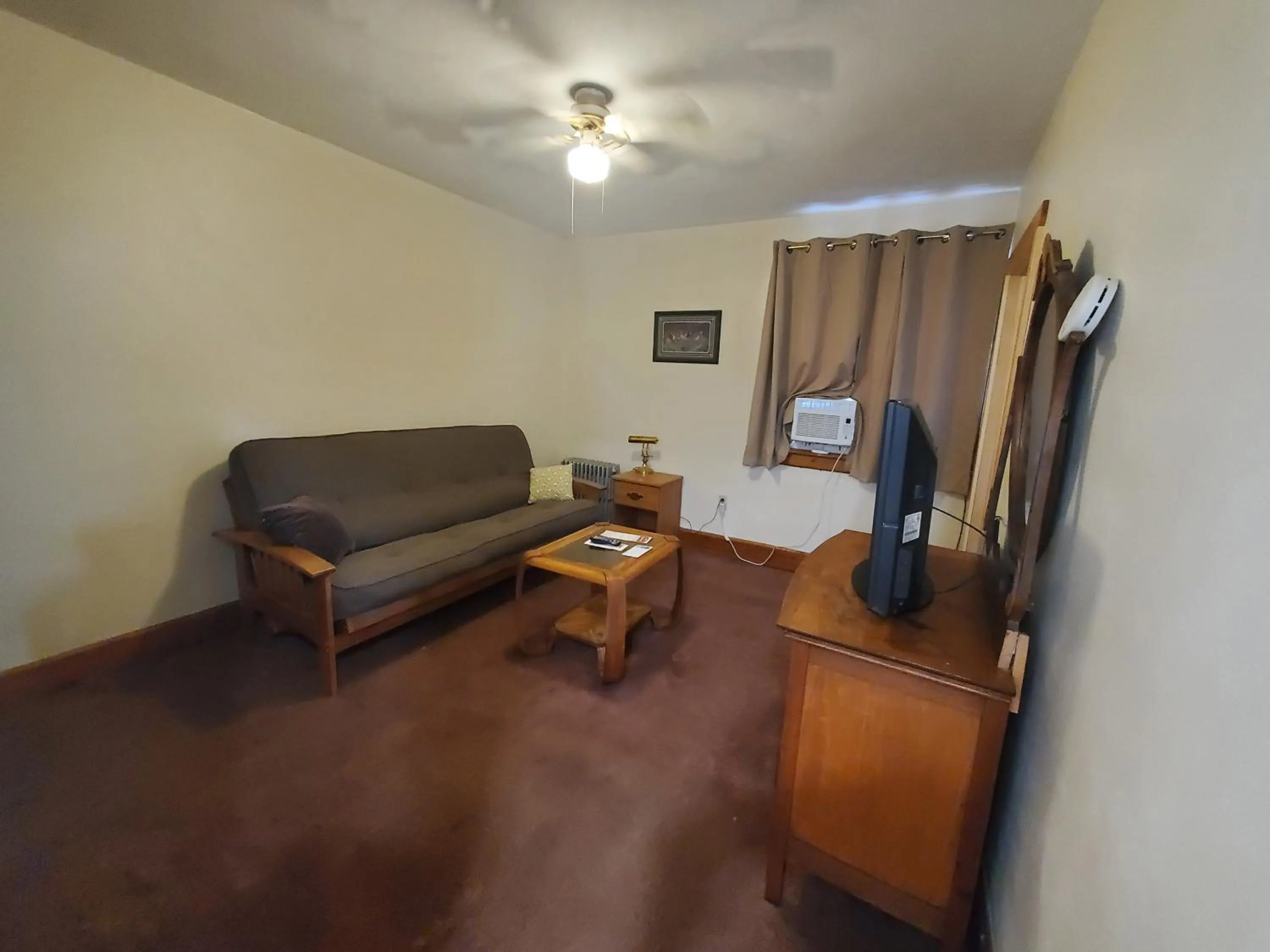 TV and multimedia in Lakewood Lodge & Restaurant