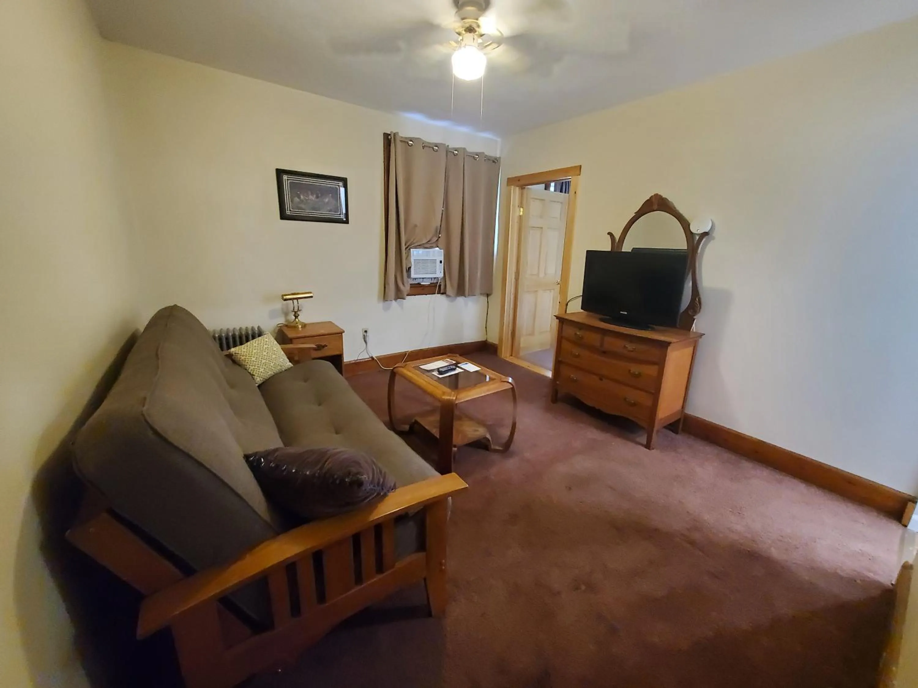 TV and multimedia in Lakewood Lodge & Restaurant