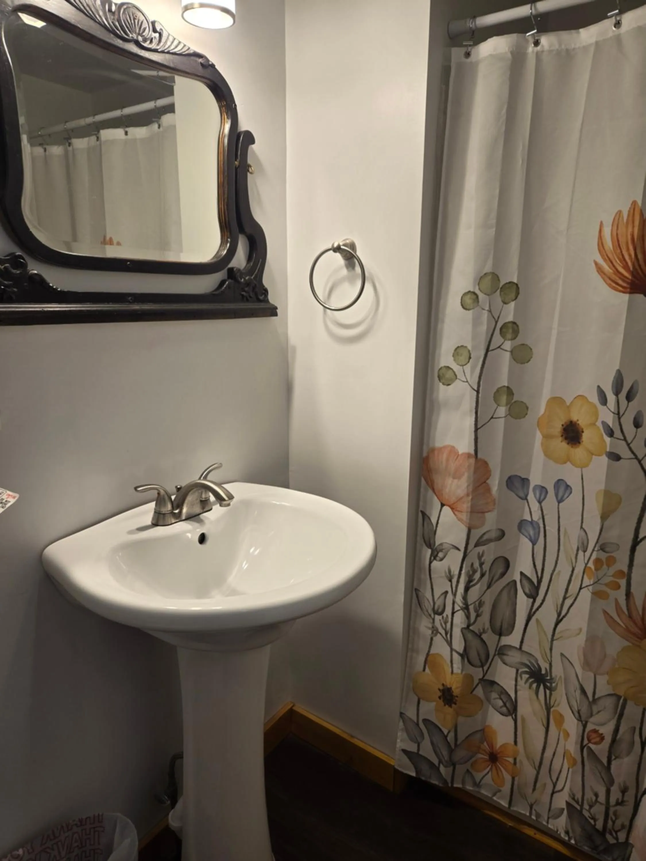 Bathroom in Lakewood Lodge & Restaurant