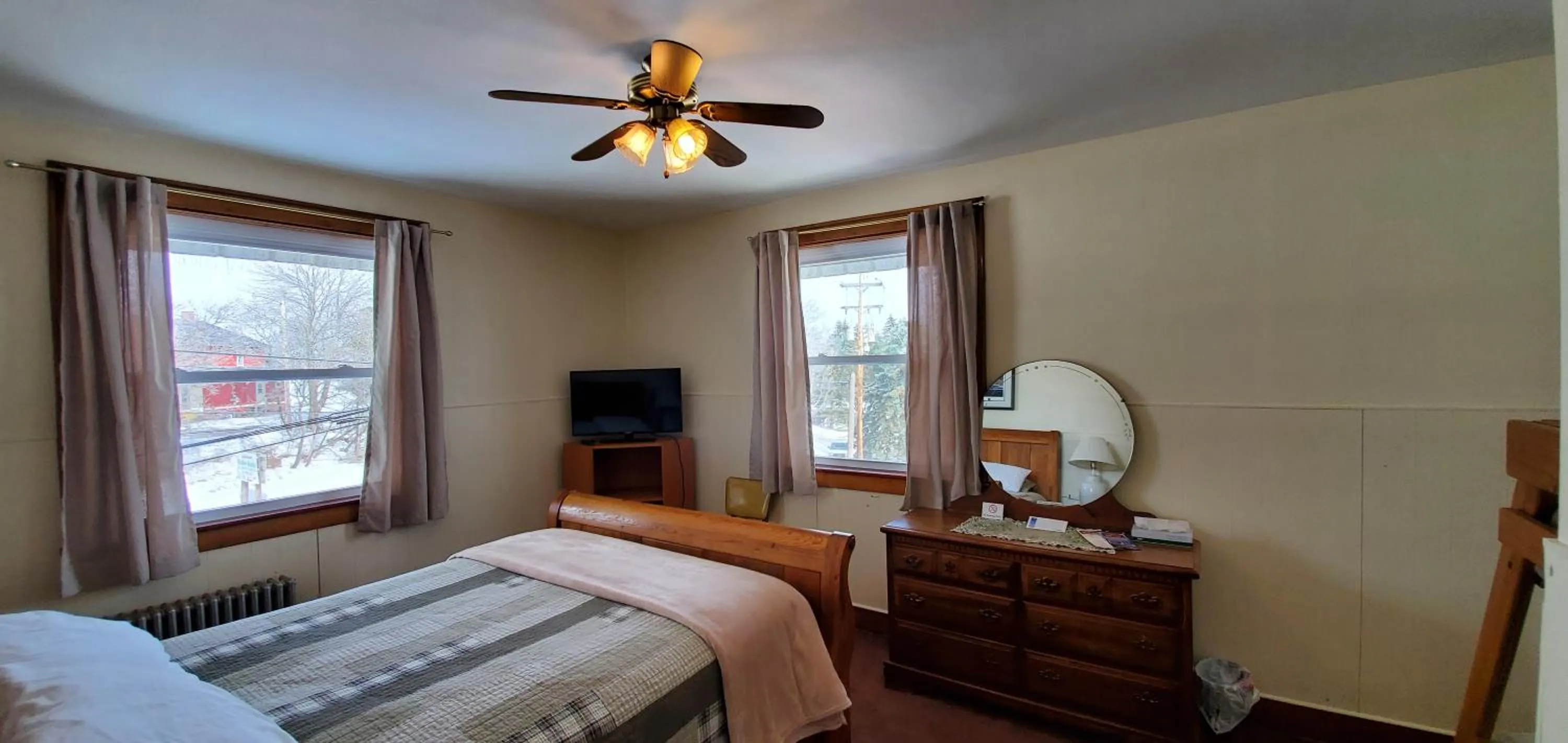 Bedroom, Bed in Lakewood Lodge & Restaurant