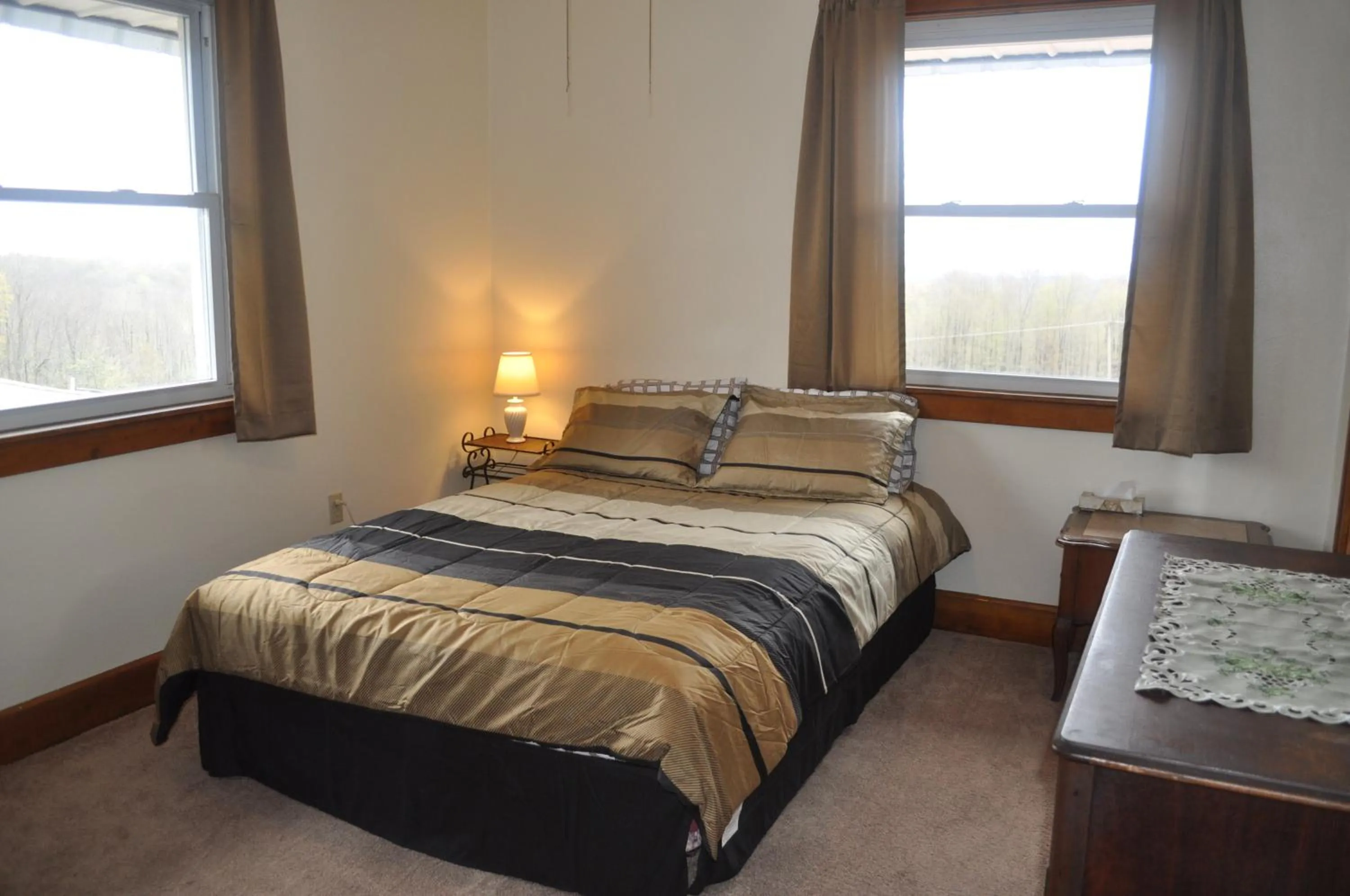 Bed in Lakewood Lodge & Restaurant