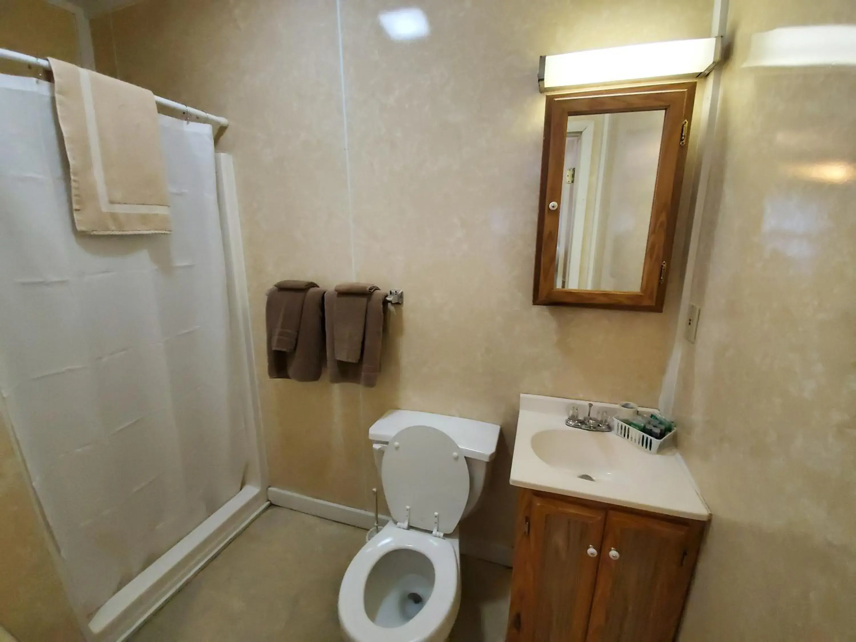 Standard Queen Room with Two Queen Beds in Lakewood Lodge & Restaurant Standard Queen Room with Two Queen Beds in Lakewood Lodge & Restaurant