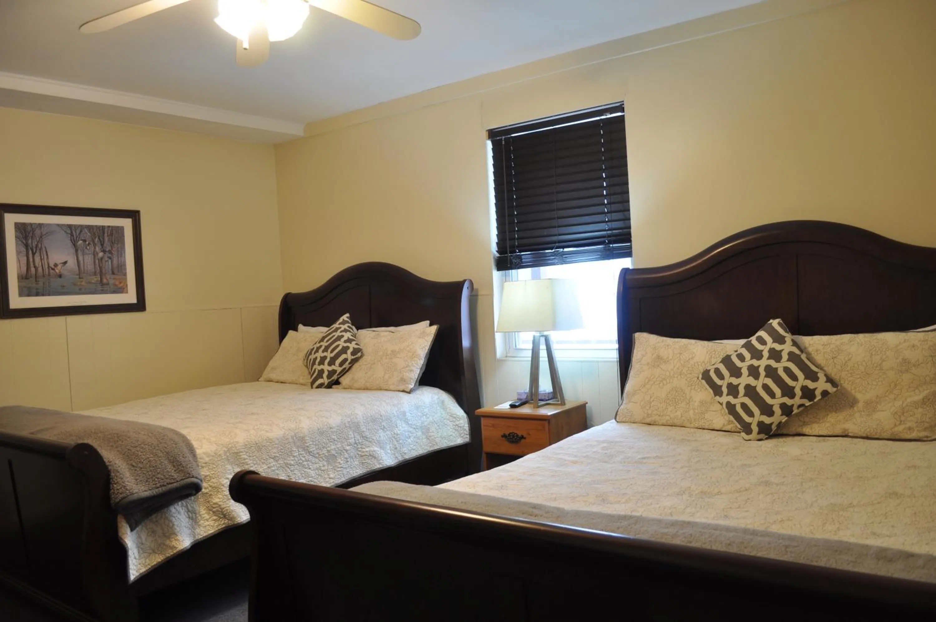 Bedroom, Bed in Lakewood Lodge & Restaurant