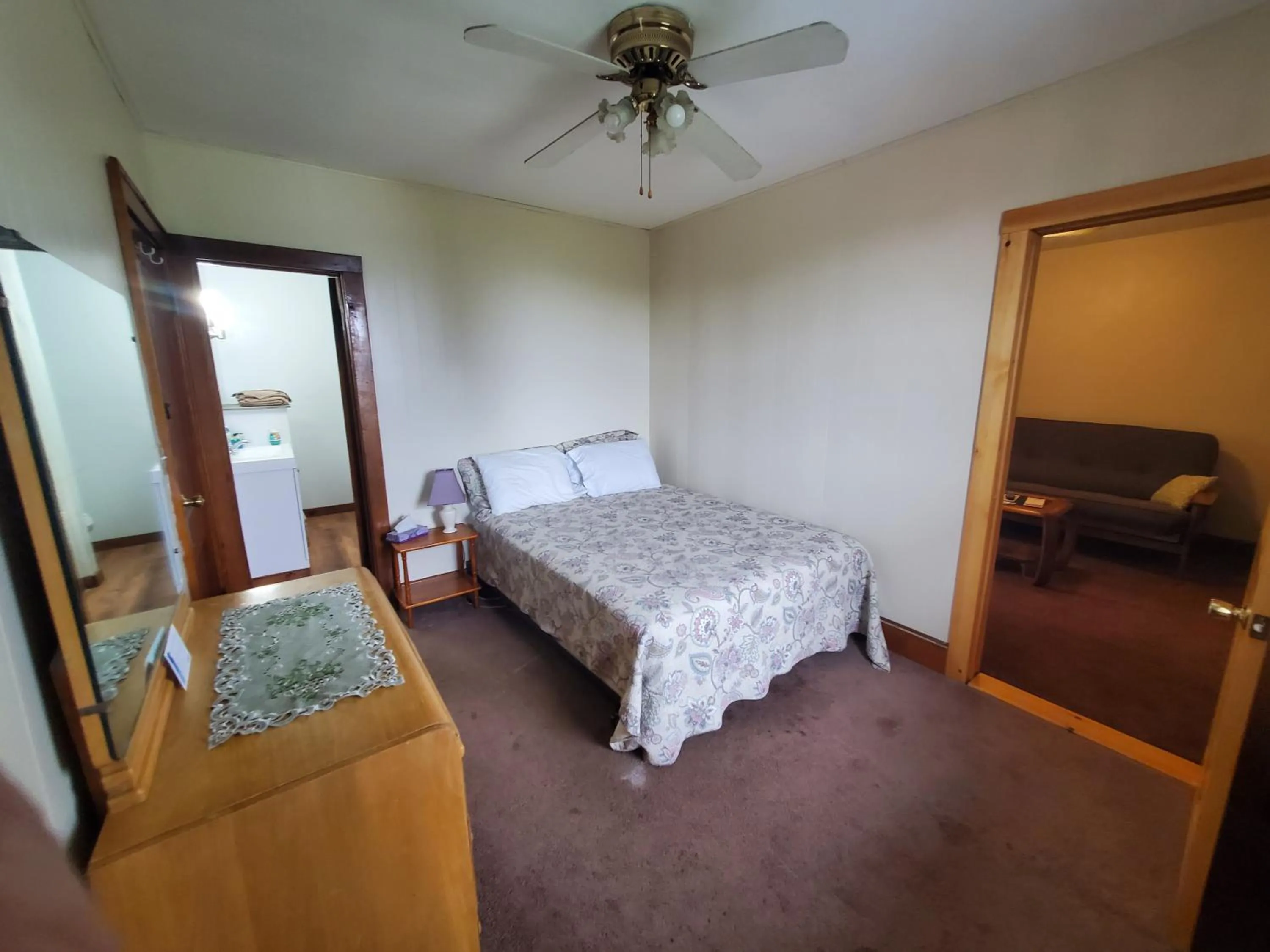 Bedroom, Bed in Lakewood Lodge & Restaurant