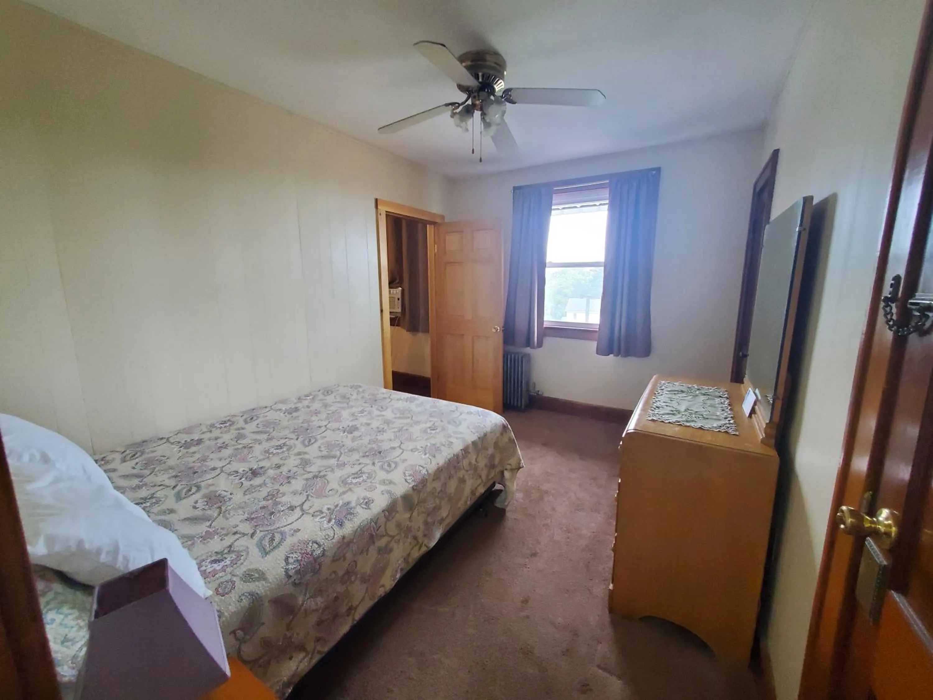 Bed in Lakewood Lodge & Restaurant