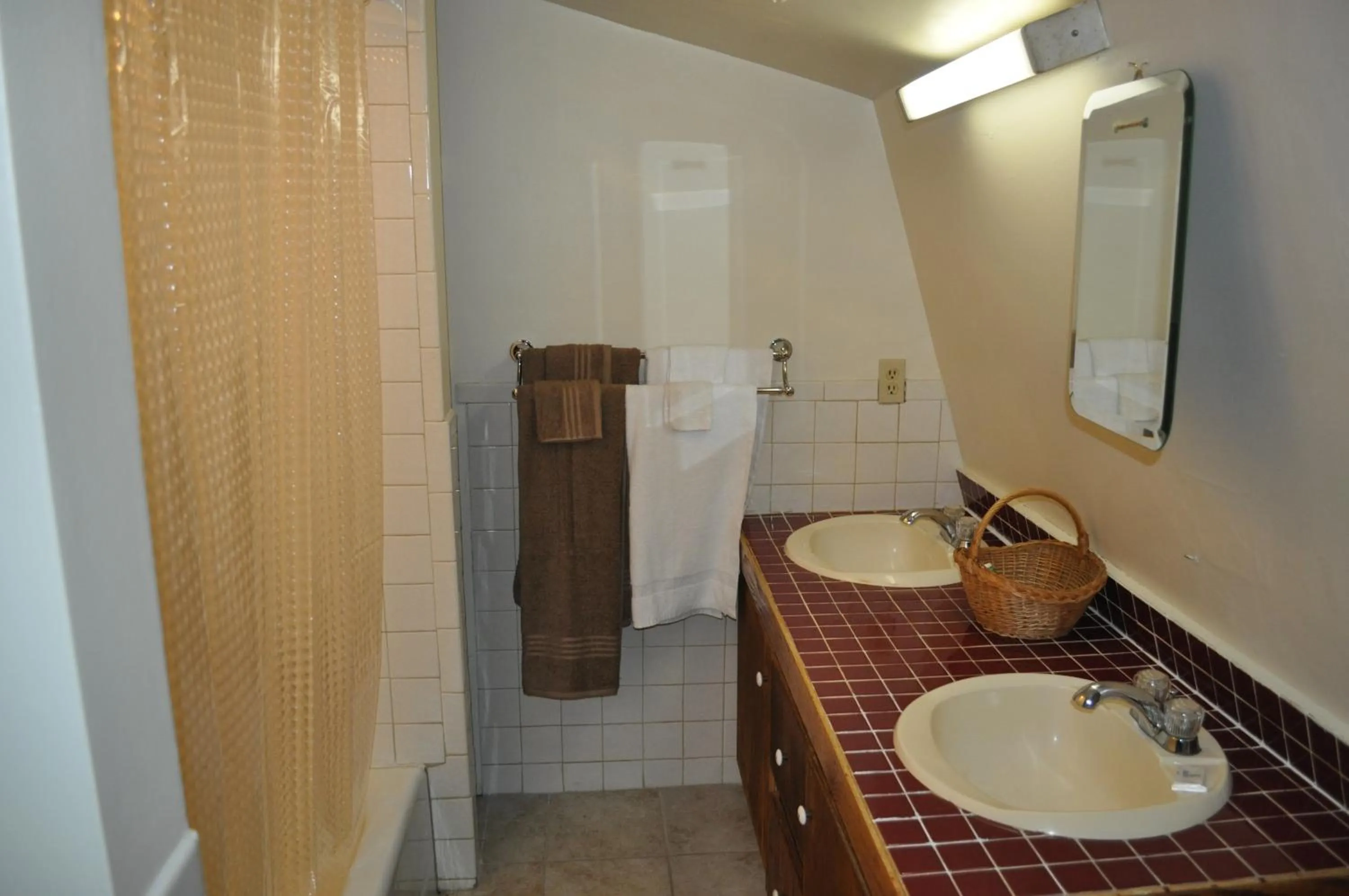 Toilet in Lakewood Lodge & Restaurant