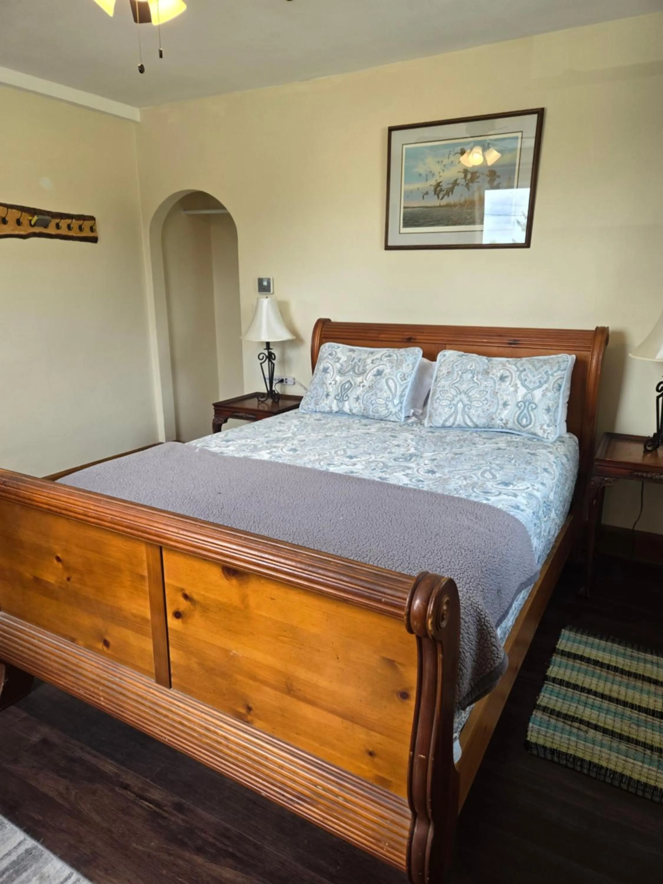 Bed in Lakewood Lodge & Restaurant