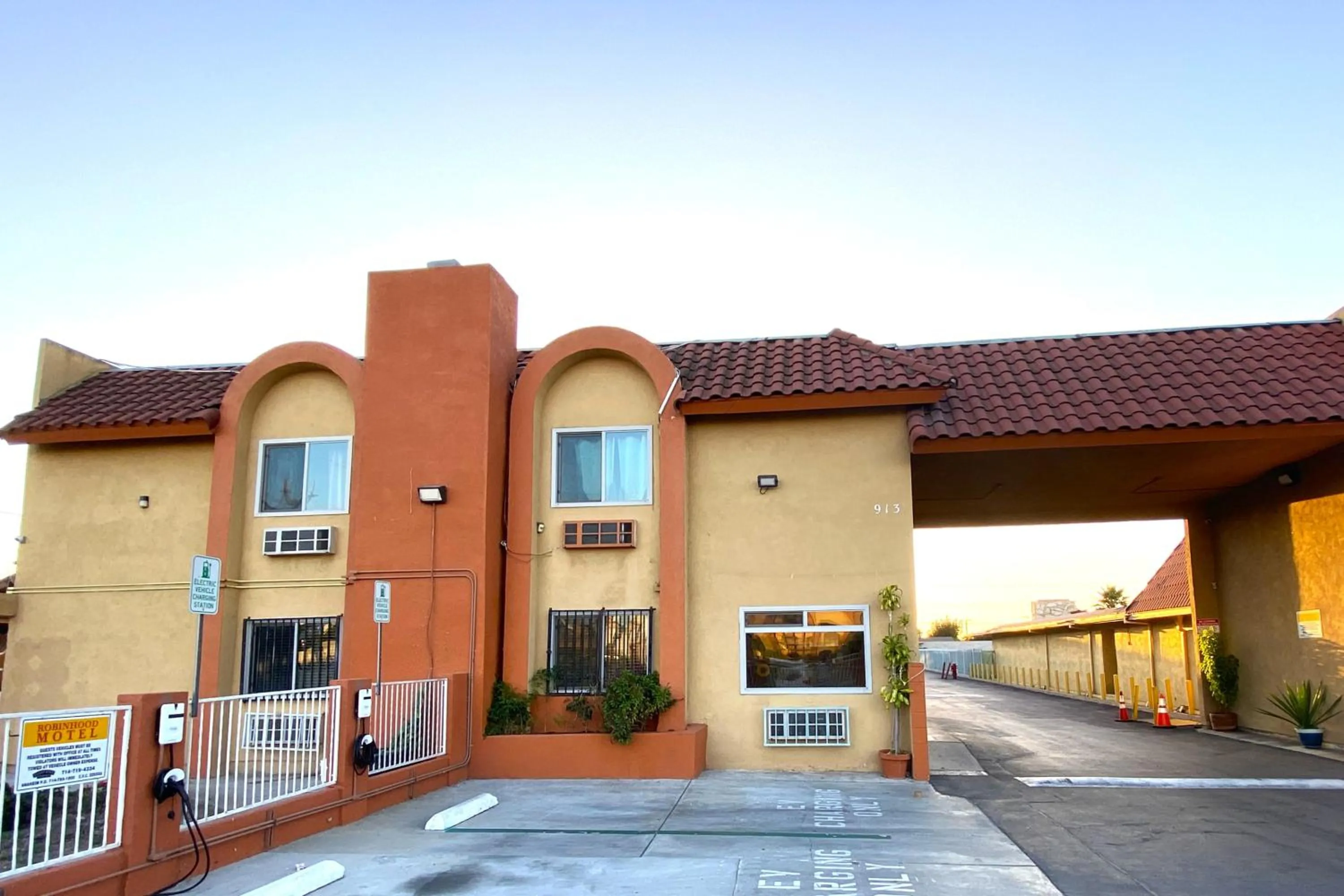 Facade/entrance in Robinhood Motel Anaheim West