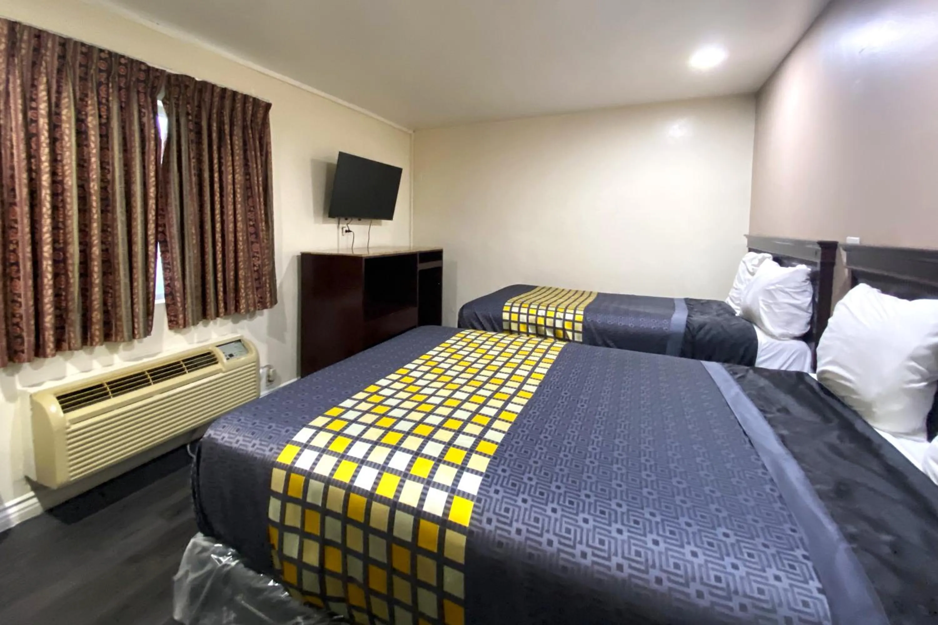 Bedroom in Robinhood Motel Anaheim West