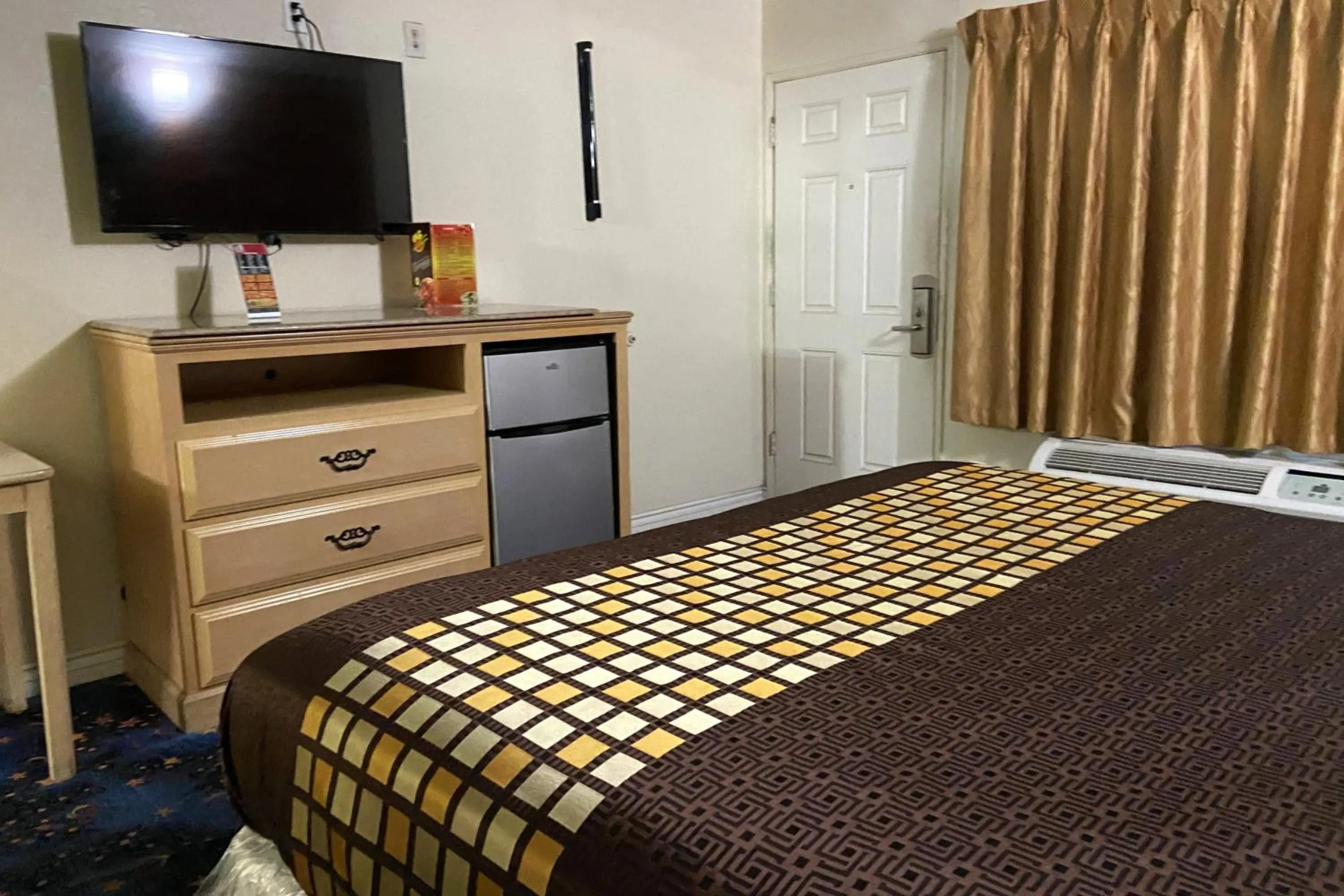 Bedroom in Robinhood Motel Anaheim West