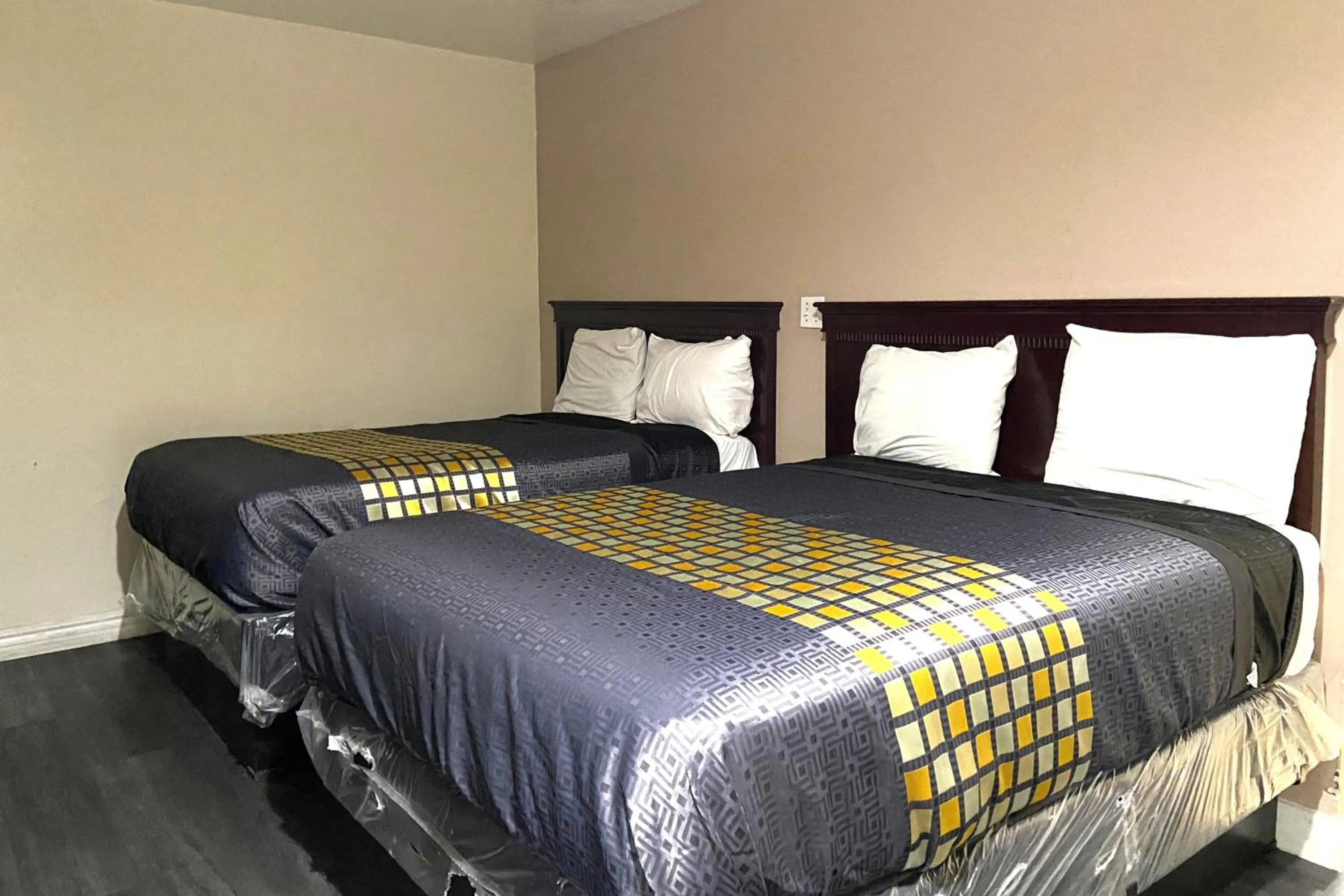 Bedroom in Robinhood Motel Anaheim West