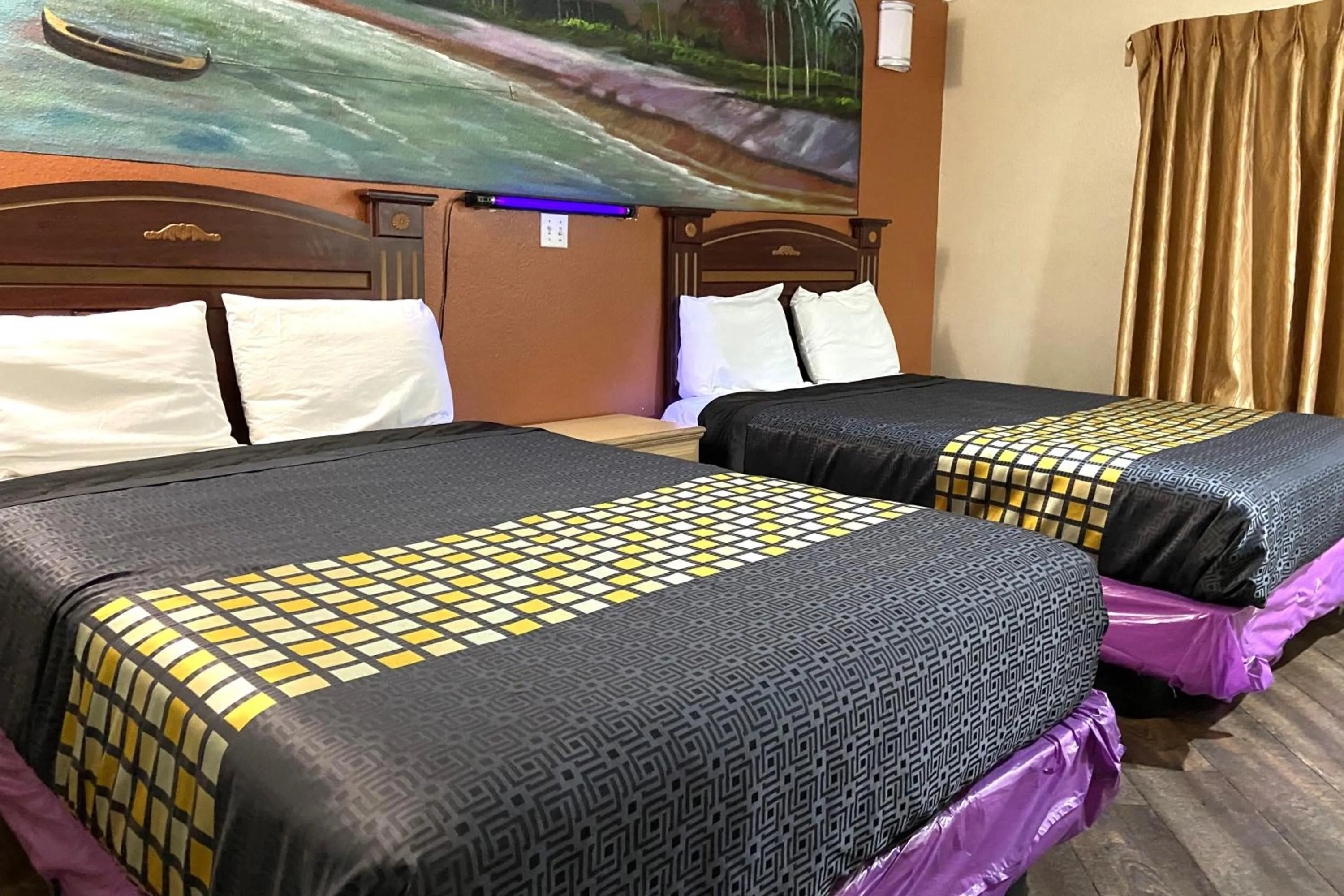 Bedroom in Robinhood Motel Anaheim West