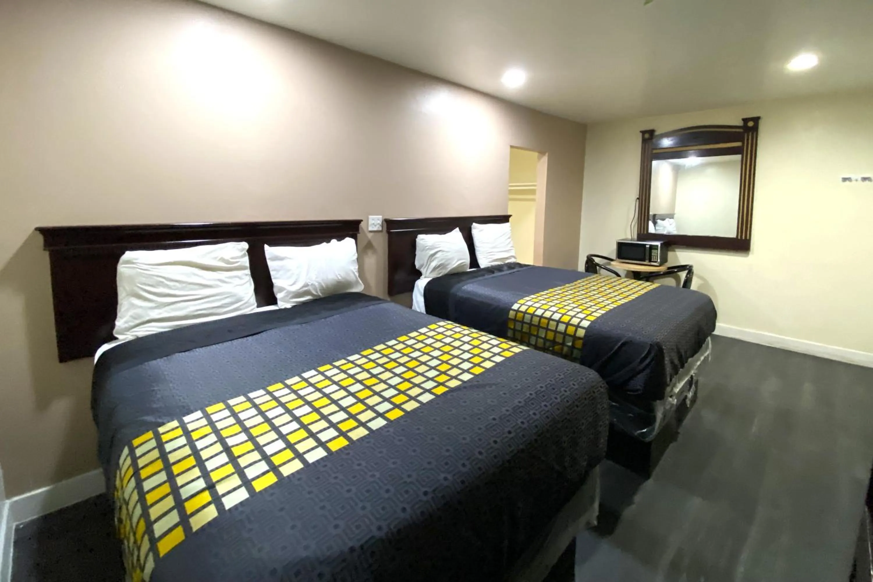 Bedroom in Robinhood Motel Anaheim West