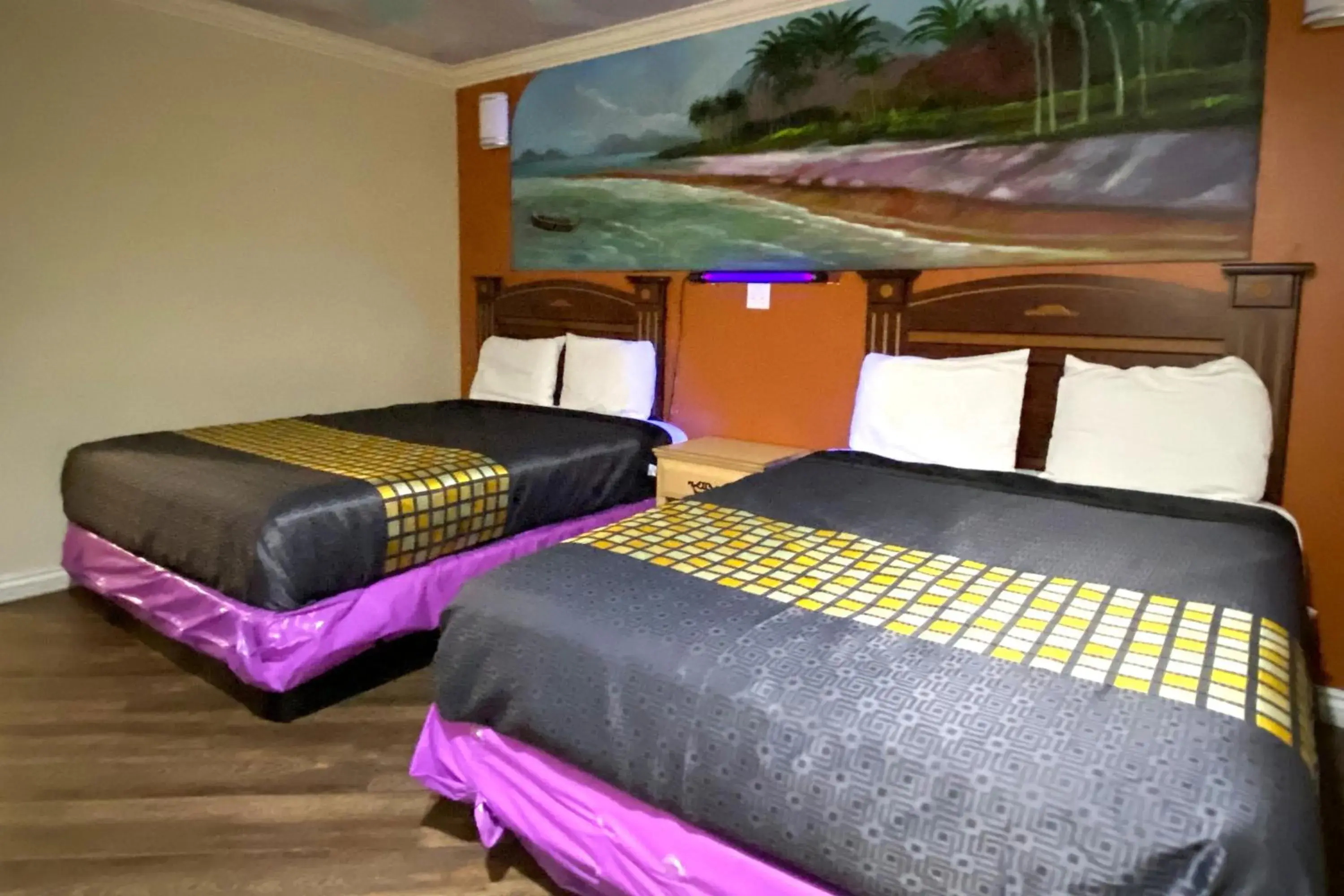 2 Queen Bed Smoking in Robinhood Motel Anaheim West 2 Queen Bed Smoking in Robinhood Motel Anaheim West