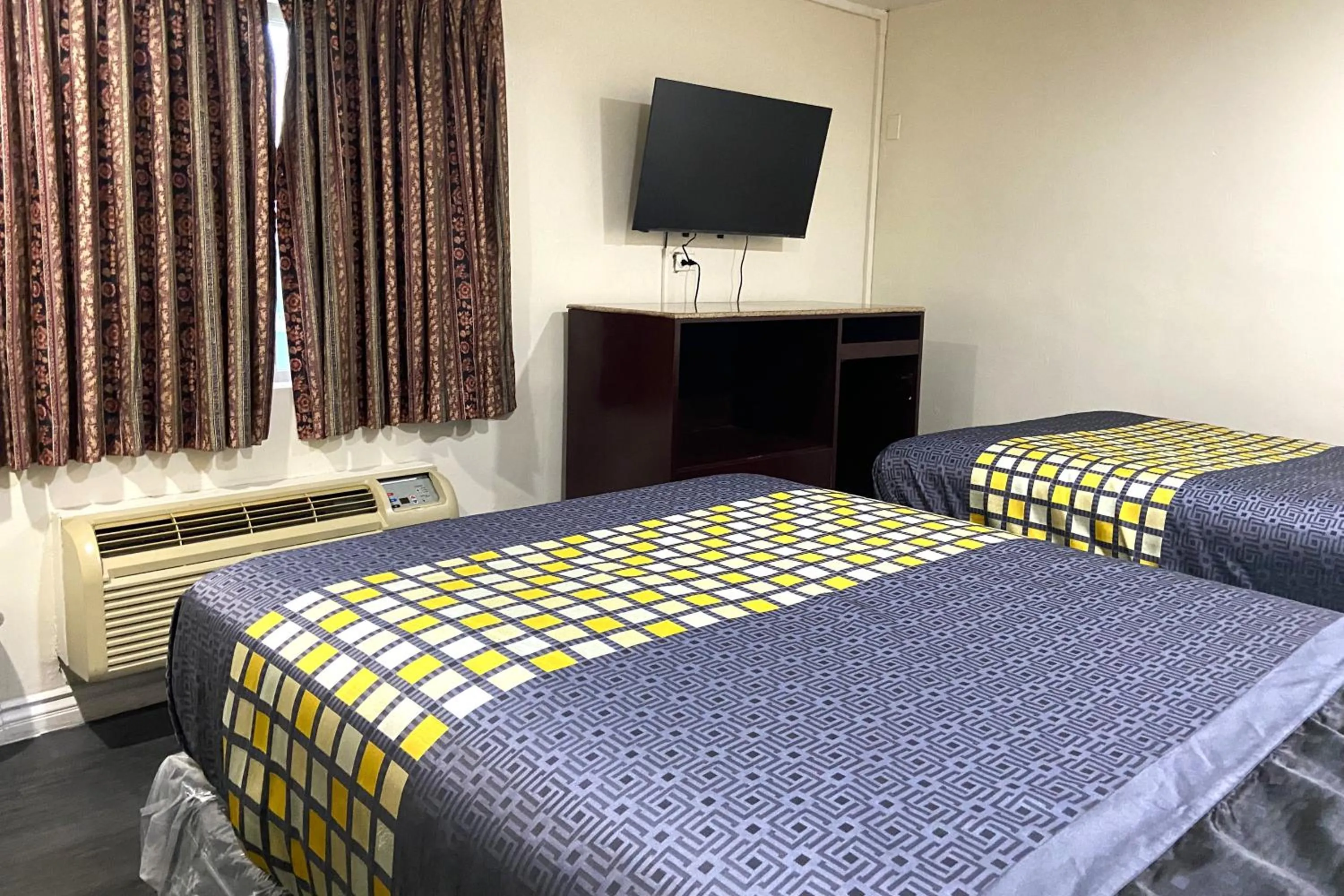 Bedroom in Robinhood Motel Anaheim West