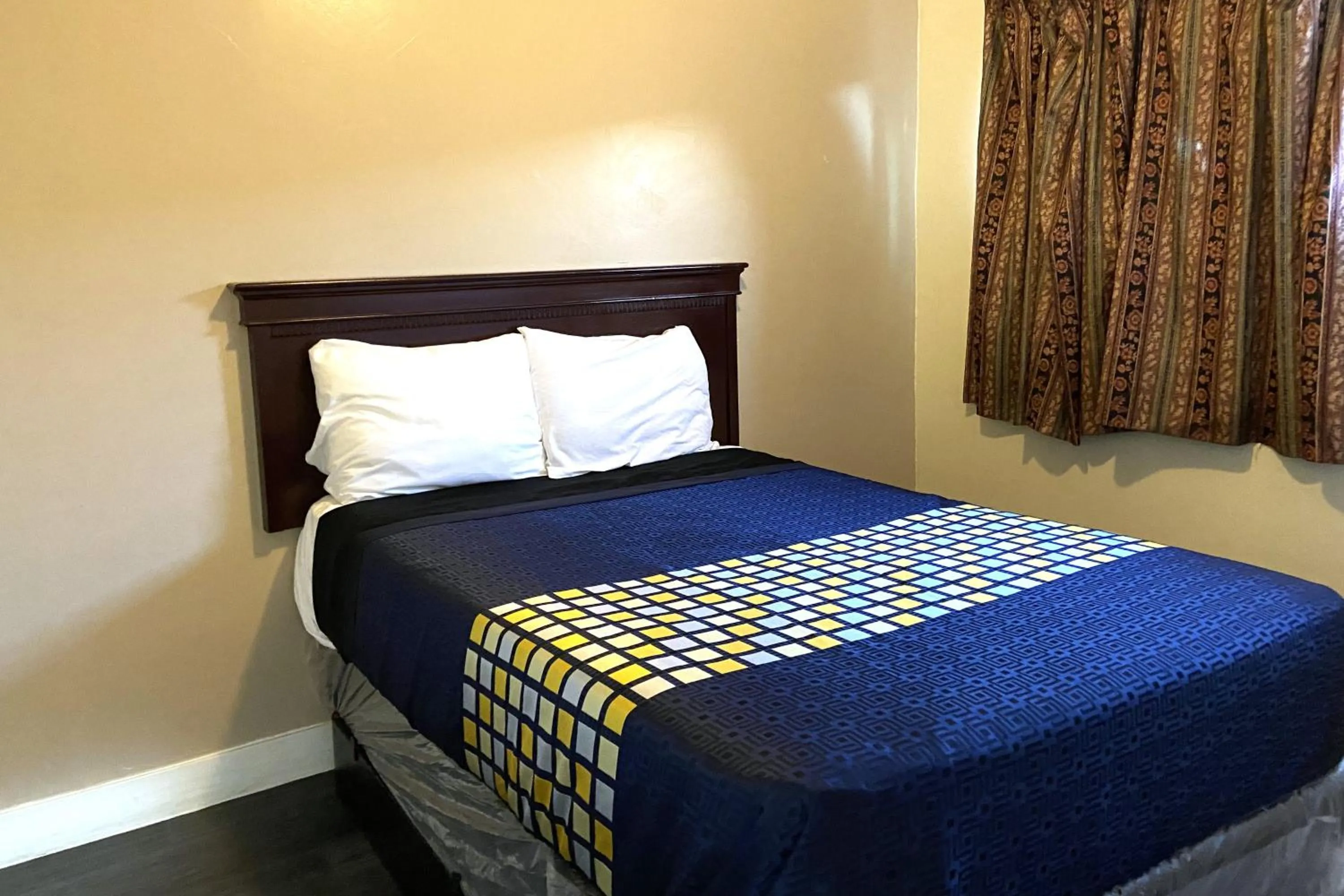 Bedroom in Robinhood Motel Anaheim West