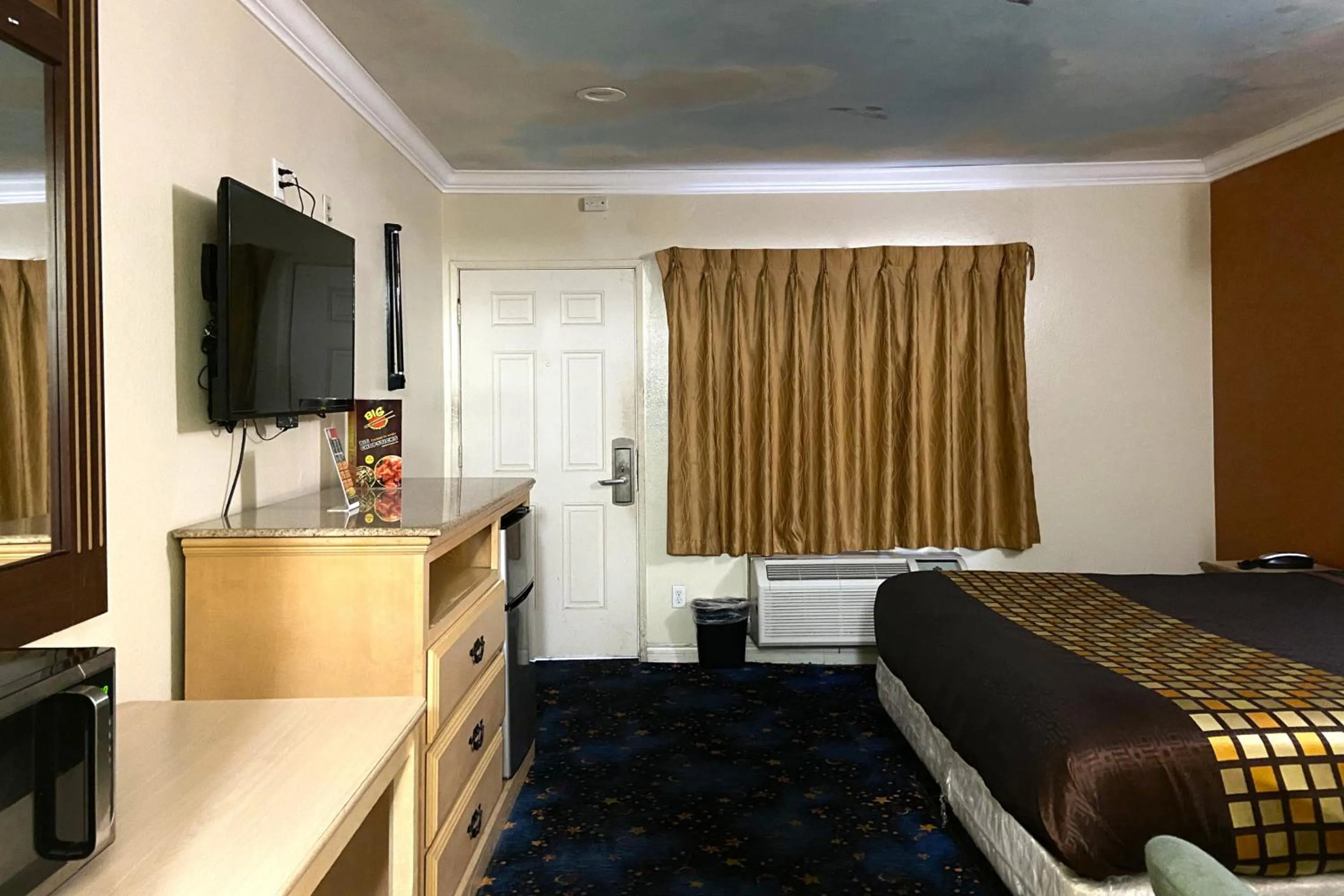 Bedroom in Robinhood Motel Anaheim West