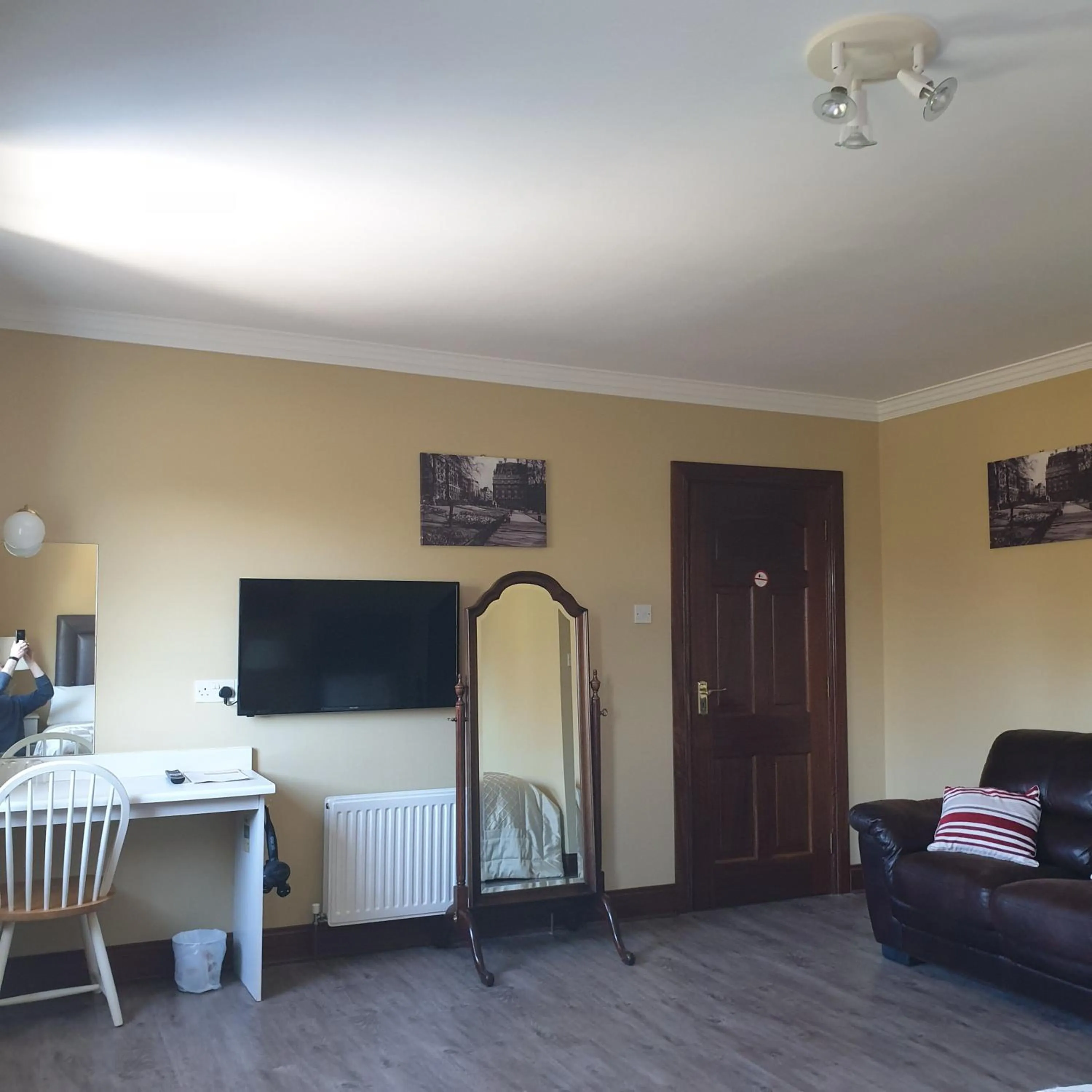 Photo of the whole room in Cloghan Lodge