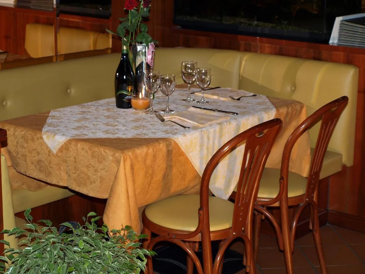 Restaurant/places to eat in Hotel Karol