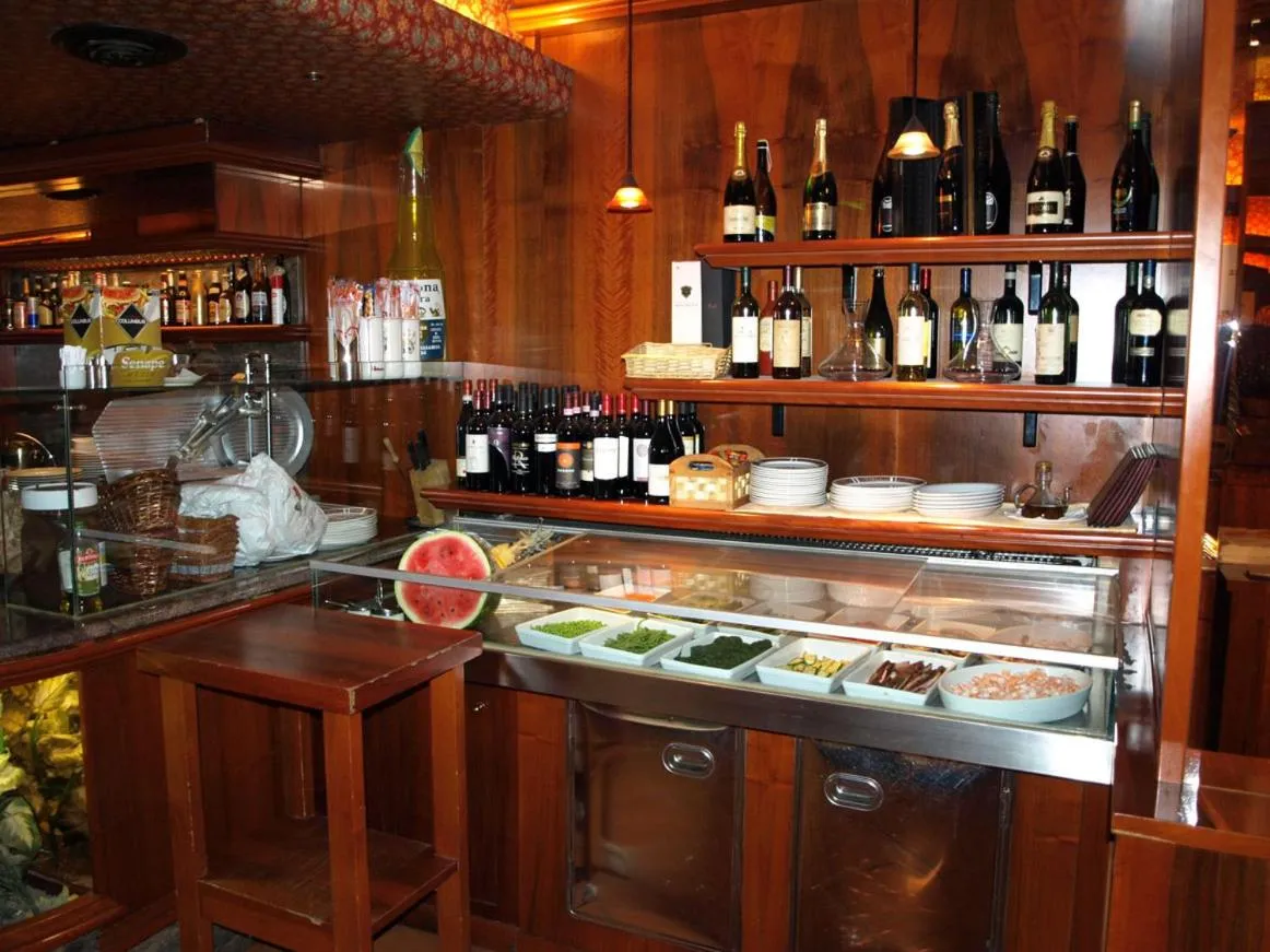 Restaurant/places to eat in Hotel Karol