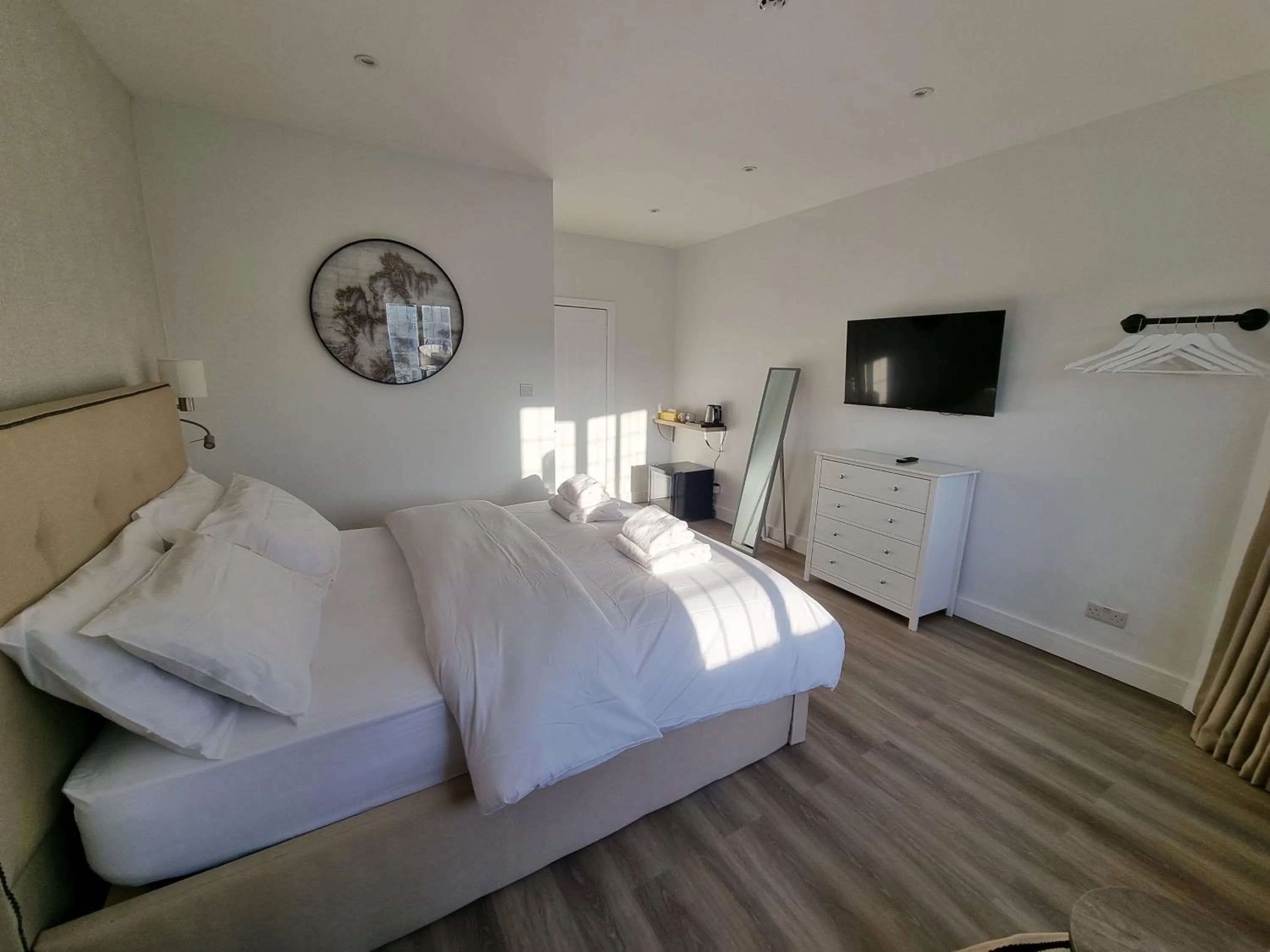 Photo of the whole room, Bed in Hotel CG London