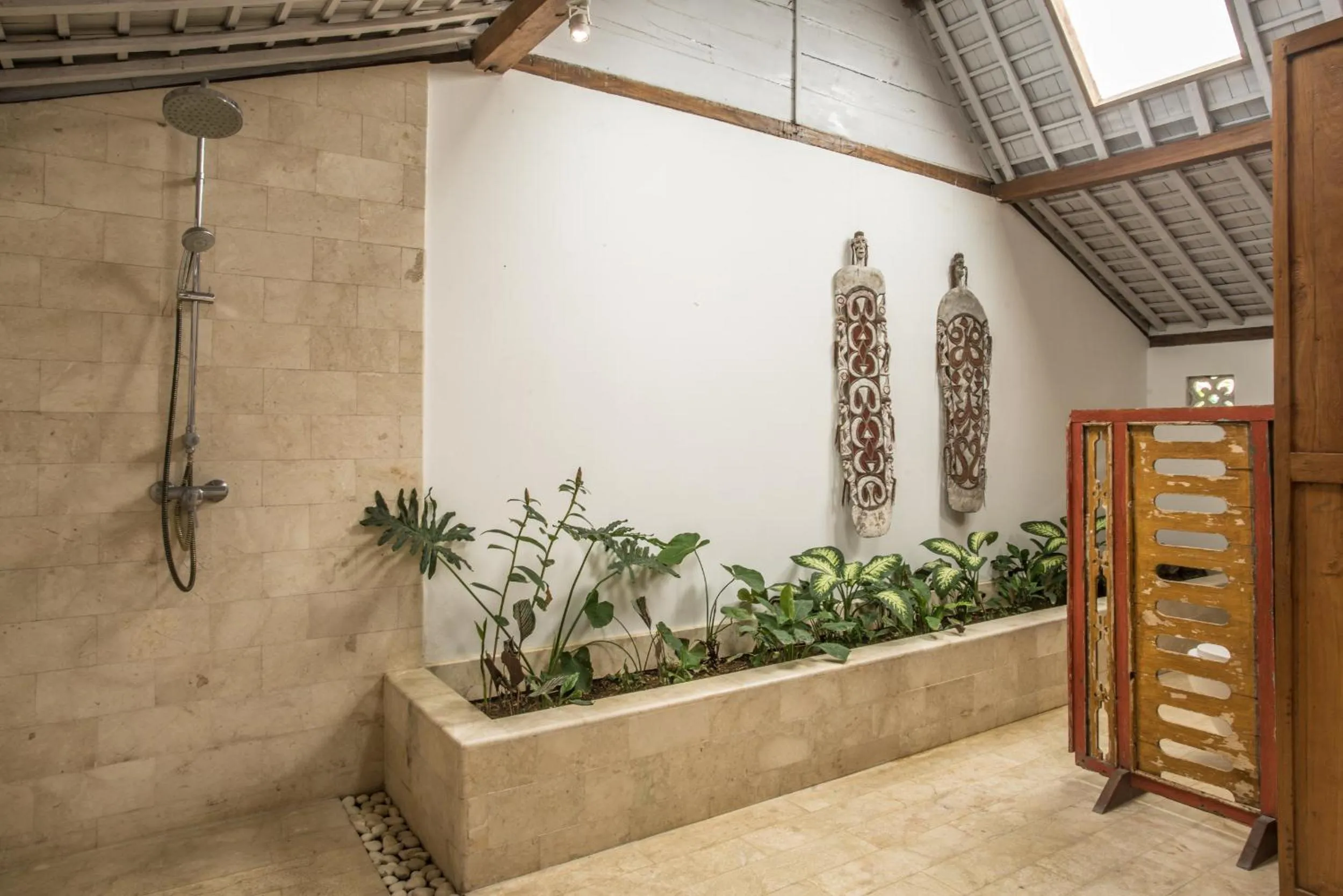 Shower in Wayang Retreat