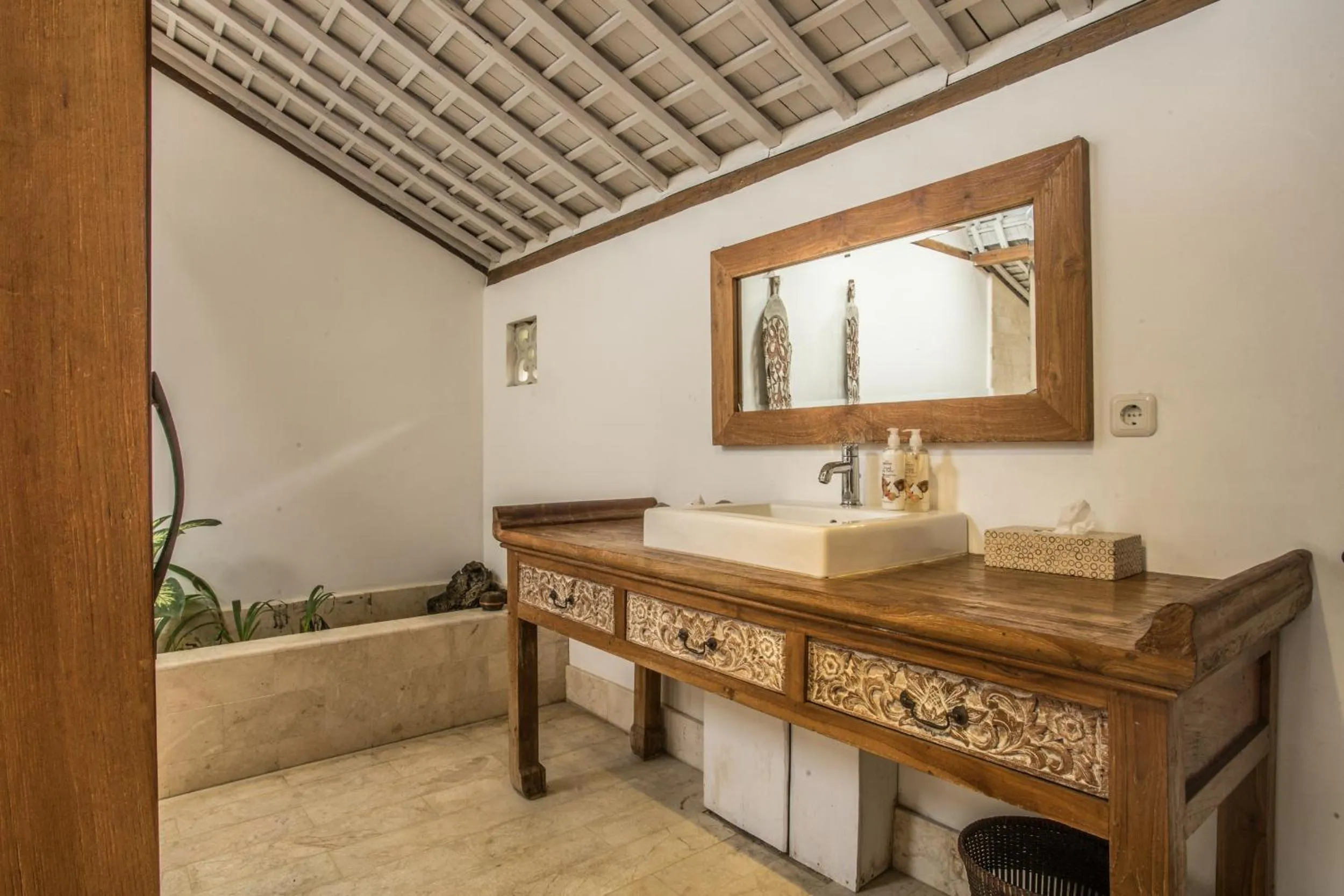 Shower in Wayang Retreat