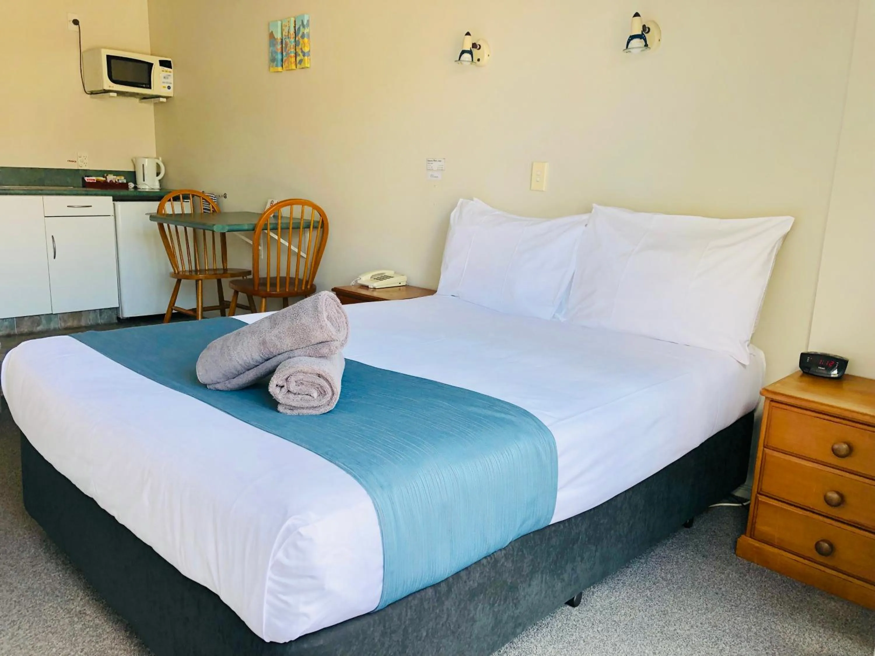 Bed in Aquarius Motel