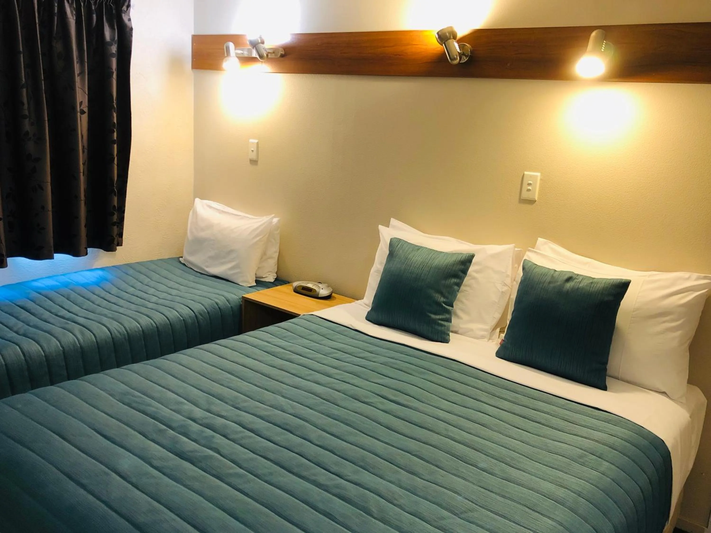 Bedroom, Bed in Aquarius Motel