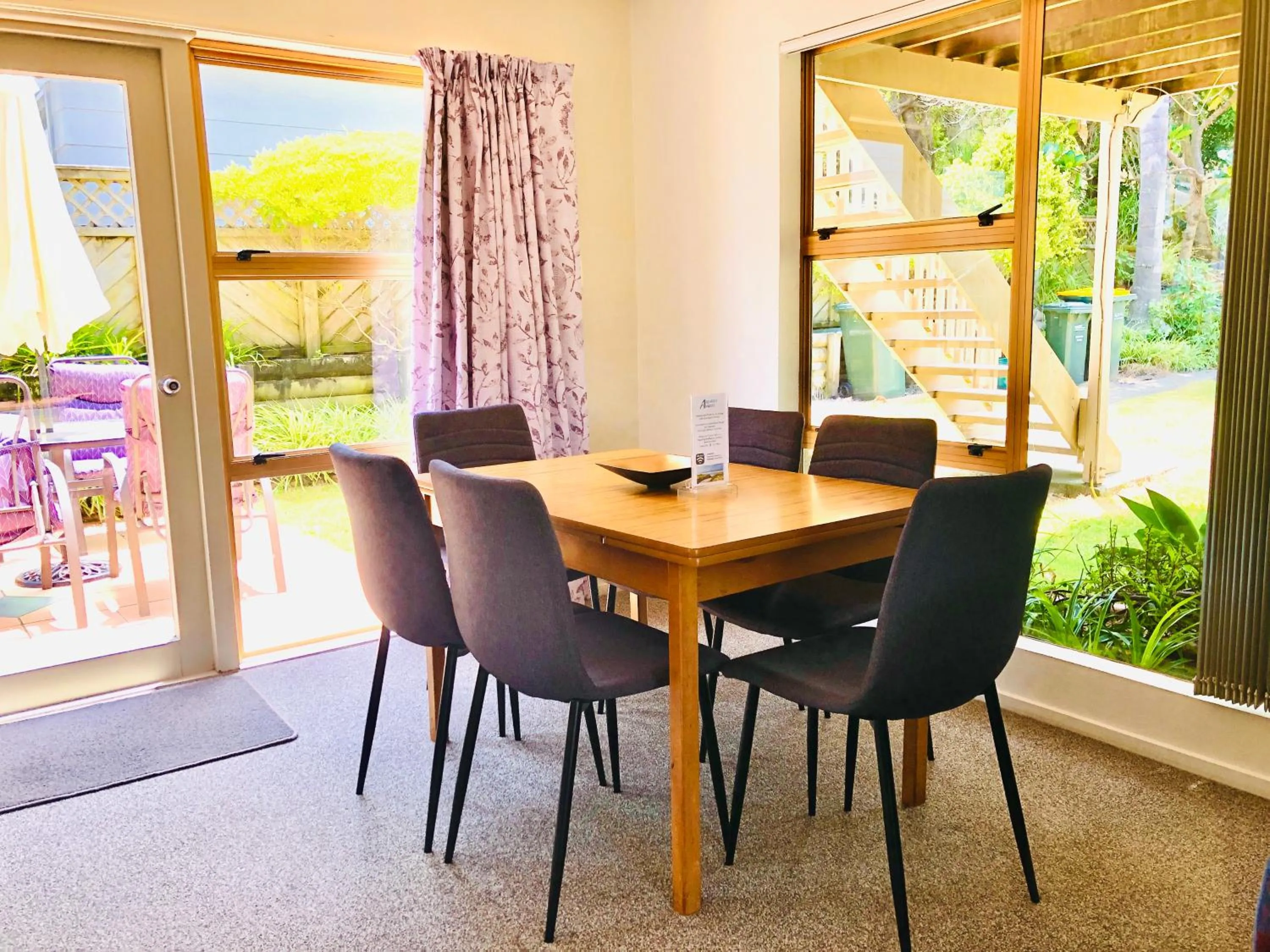 Dining area in Aquarius Motel