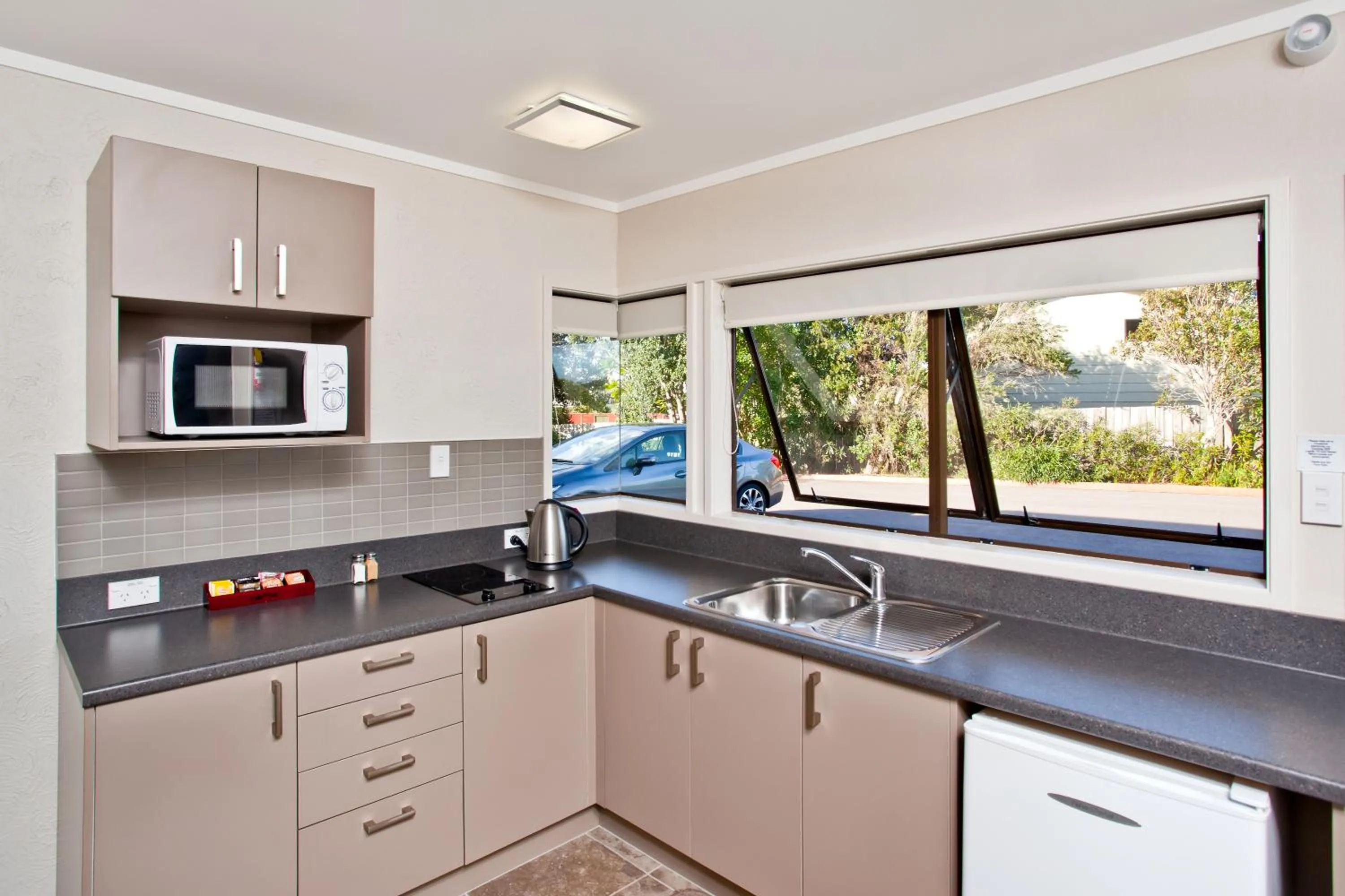 Kitchen or kitchenette in Aquarius Motel