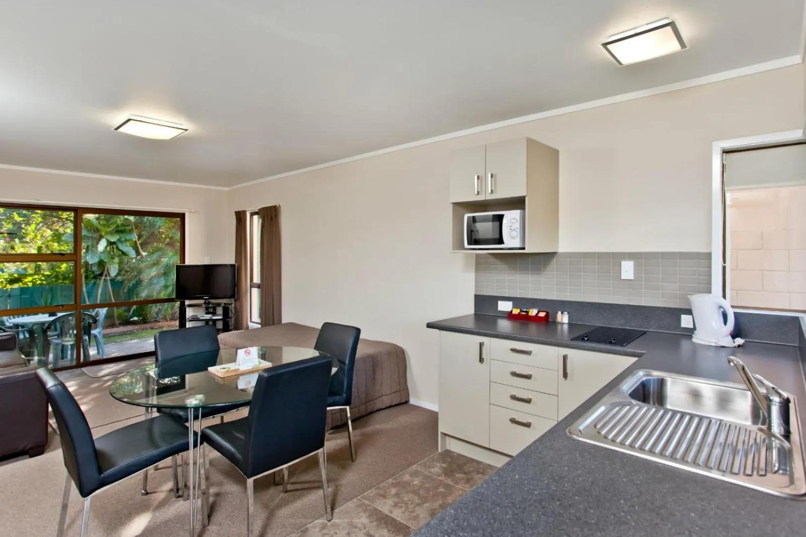 Dining area in Aquarius Motel