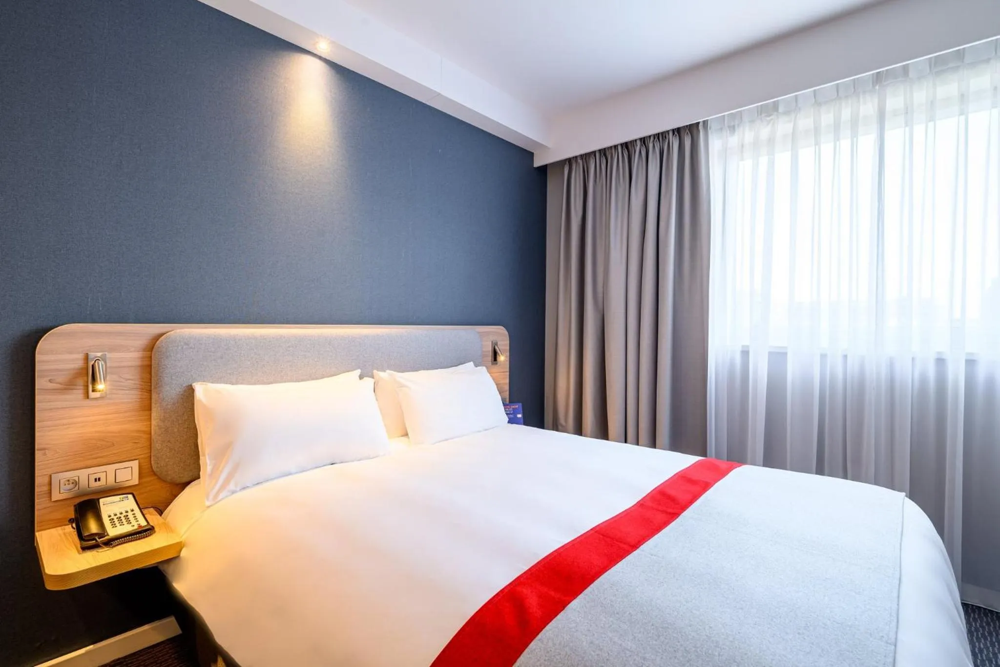 Photo of the whole room, Bed in Holiday Inn Express Mechelen City Centre by IHG