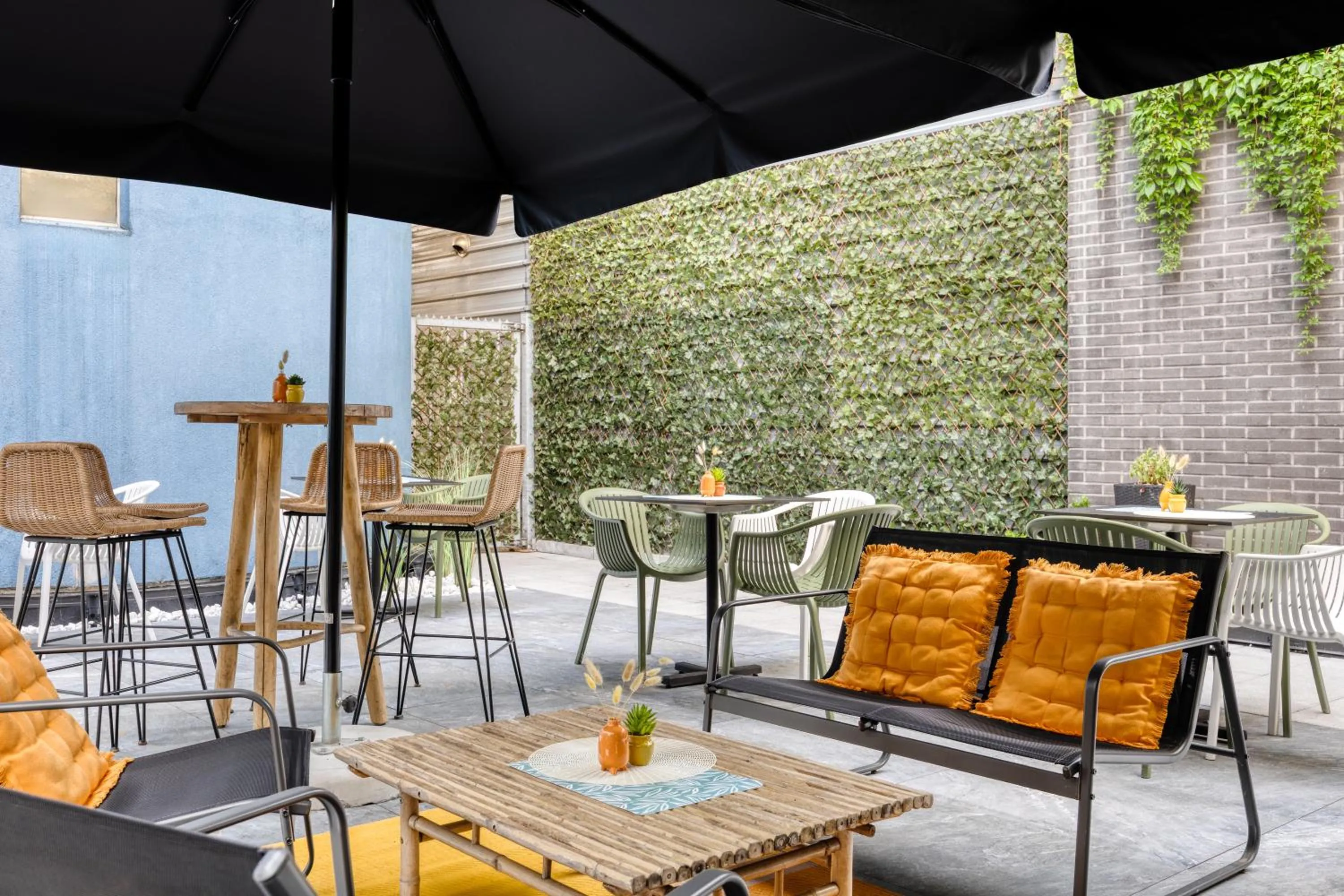 Restaurant/places to eat in Holiday Inn Express Mechelen City Centre by IHG