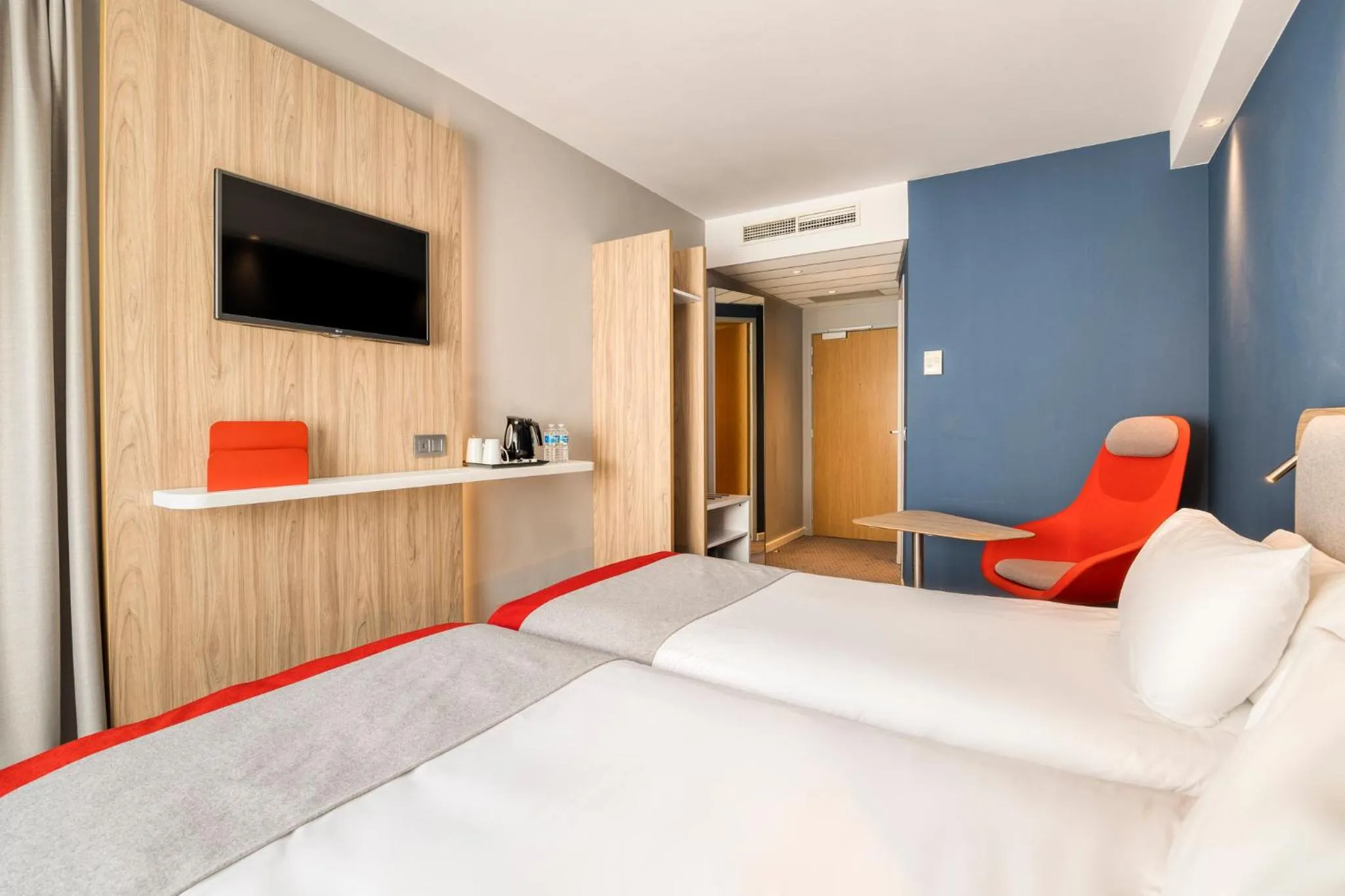 Photo of the whole room, Bed in Holiday Inn Express Mechelen City Centre by IHG