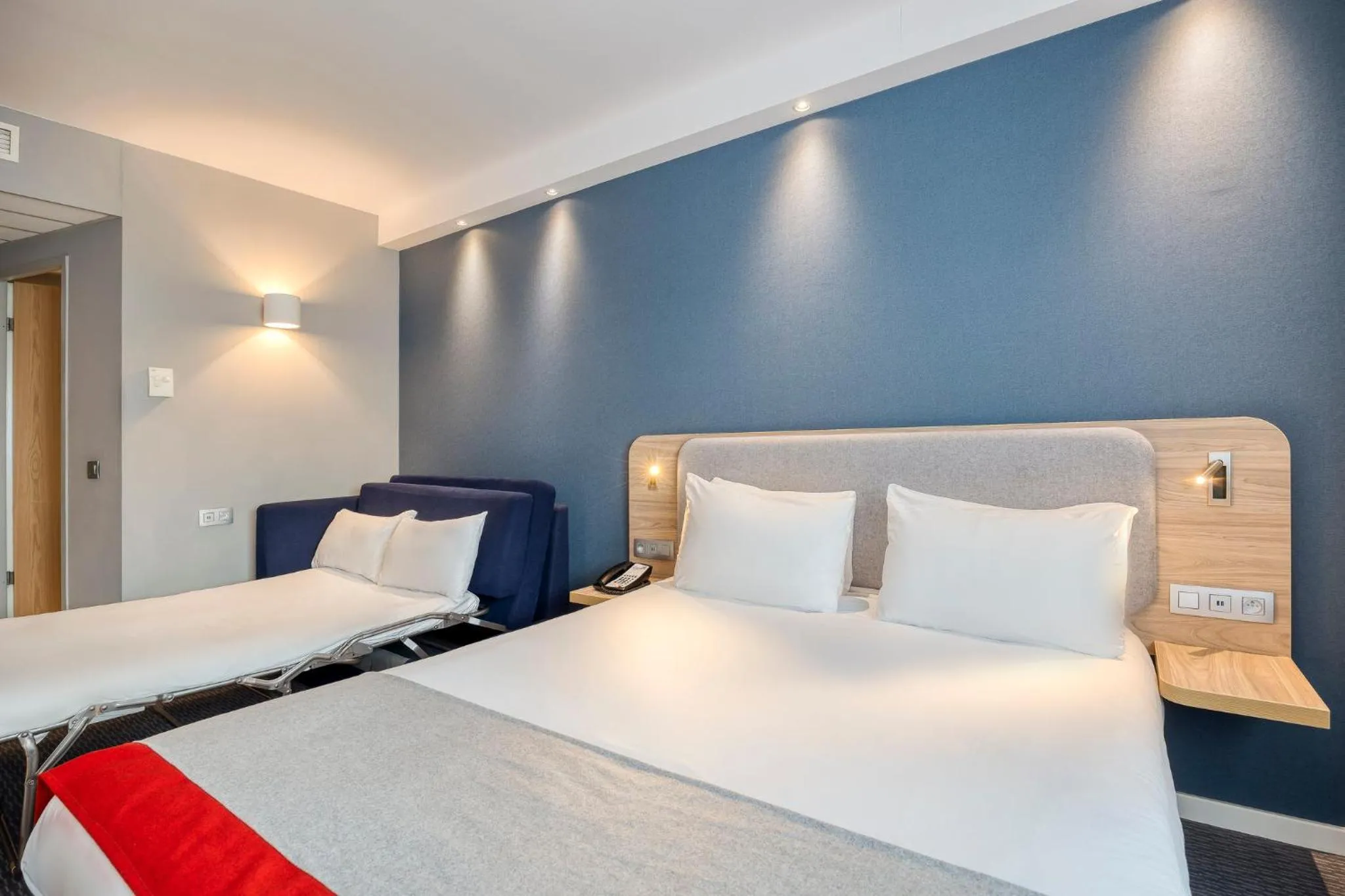 Photo of the whole room, Bed in Holiday Inn Express Mechelen City Centre by IHG