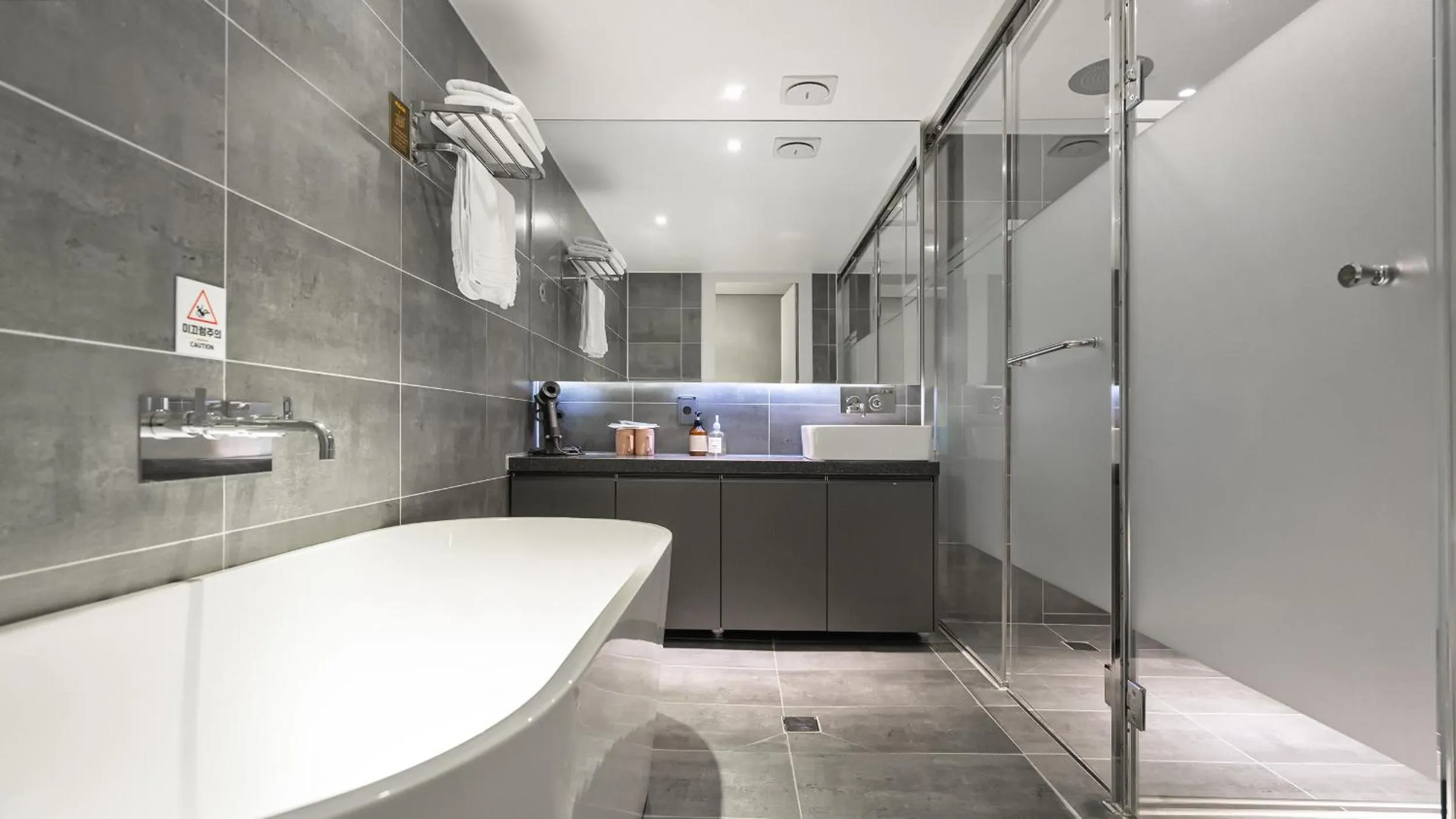 Shower in Hotel Schweizer Dorf Cheonan