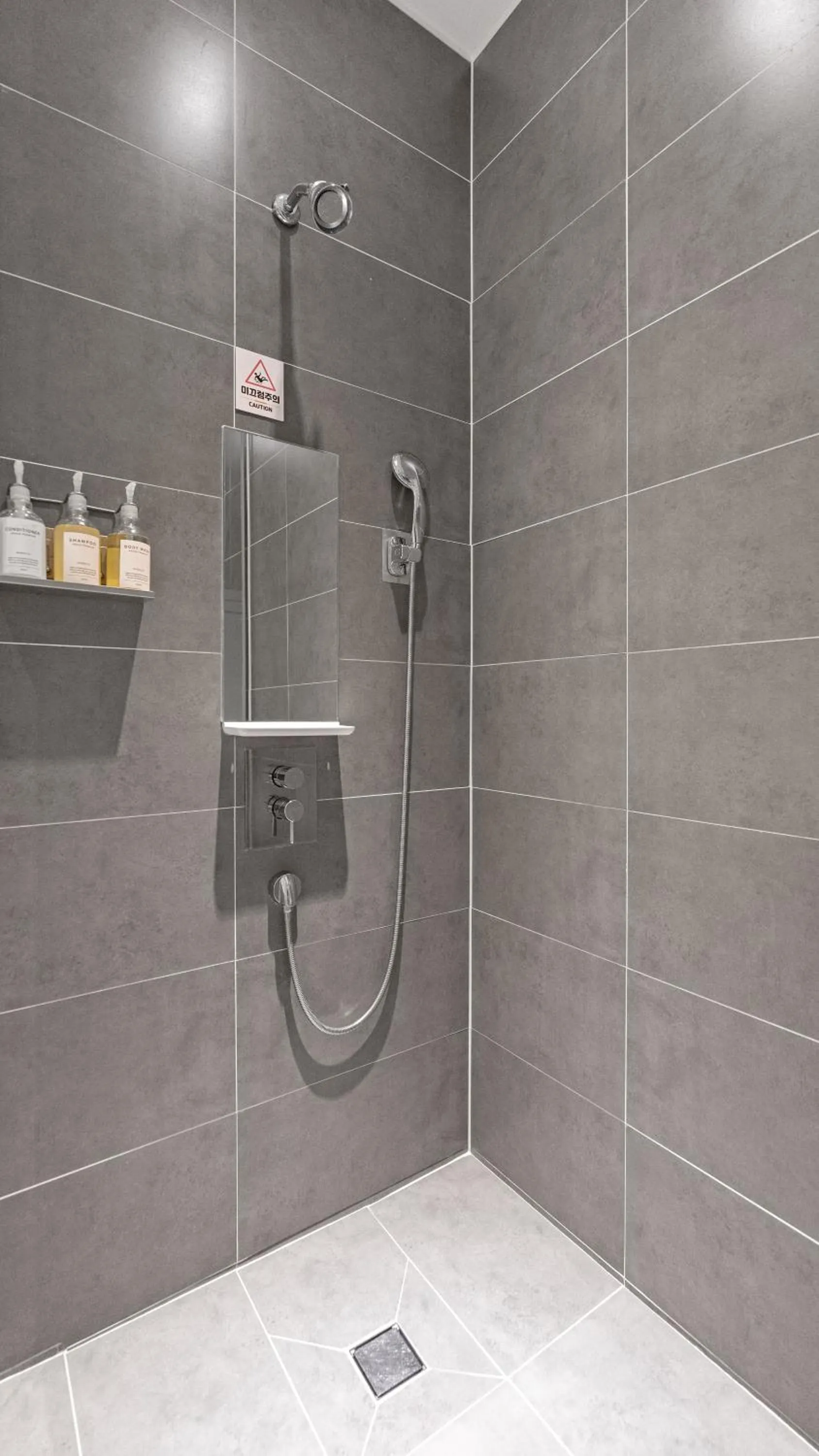Shower in Hotel Schweizer Dorf Cheonan