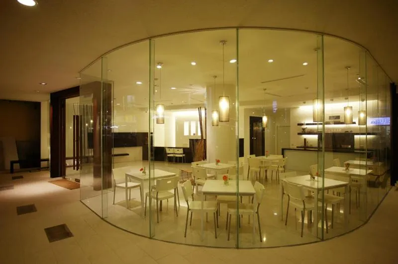 Restaurant/places to eat in River Hotel