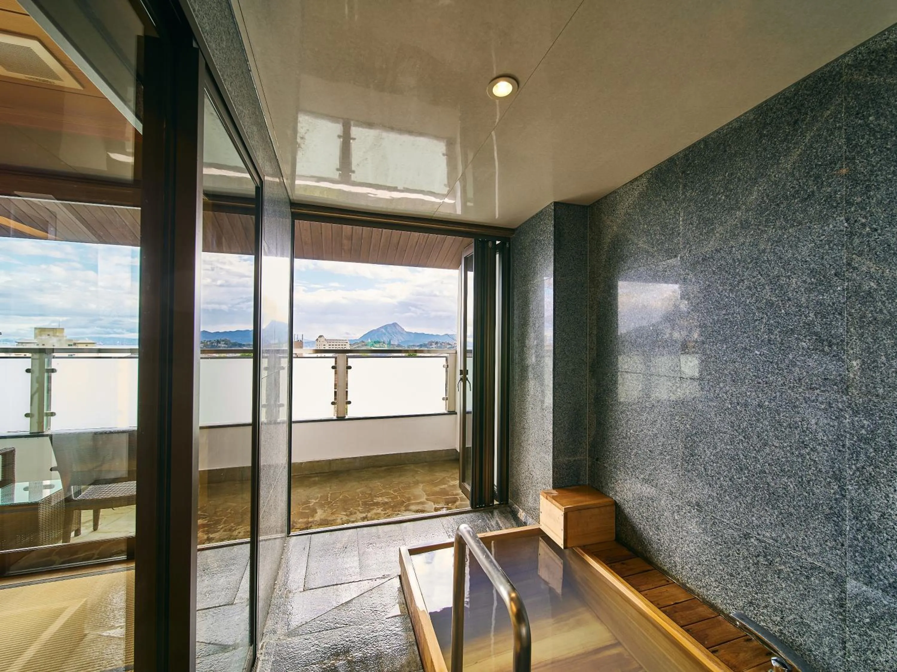 Hot Spring Bath in Kannawaen