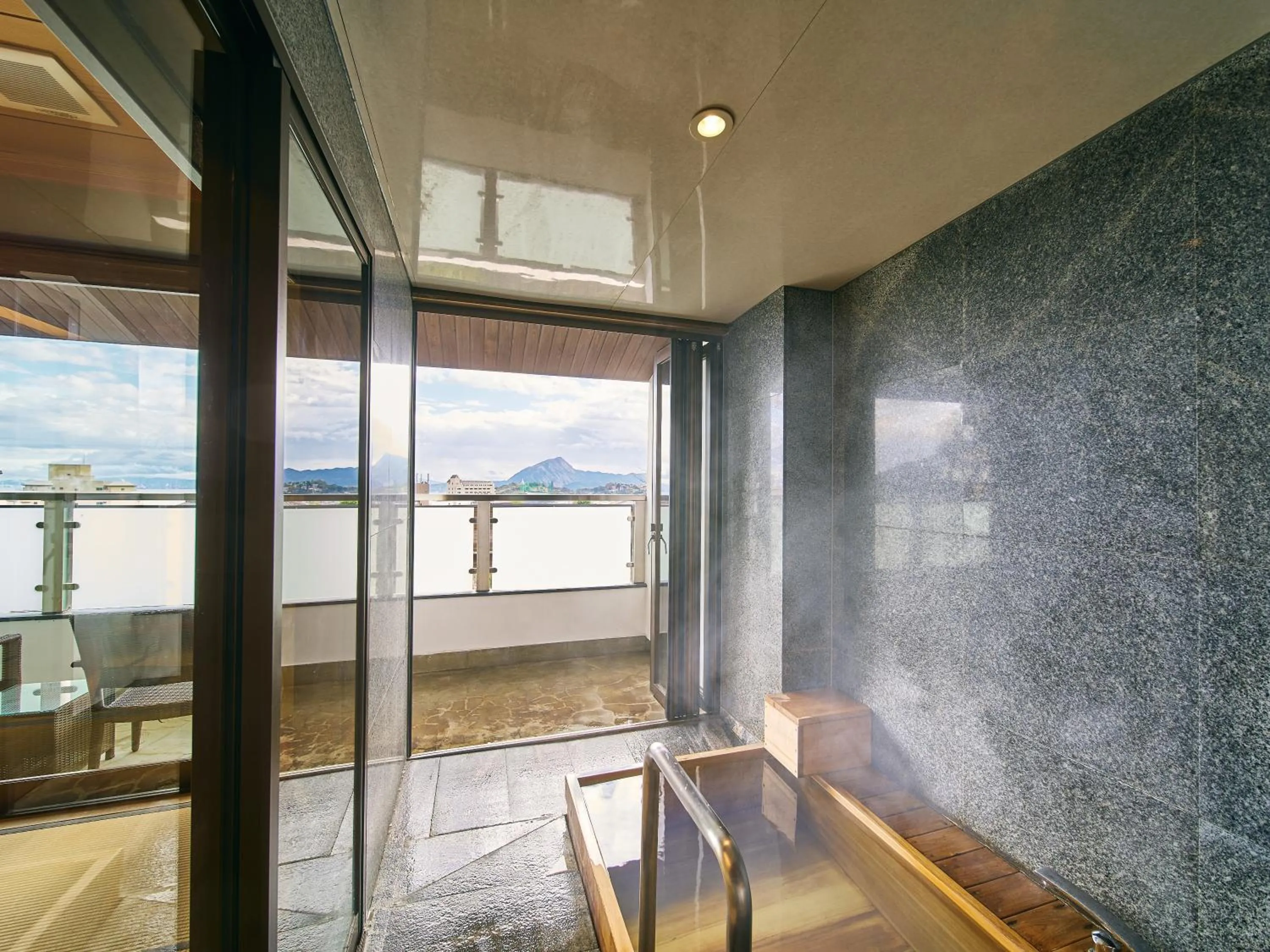 Hot Spring Bath in Kannawaen